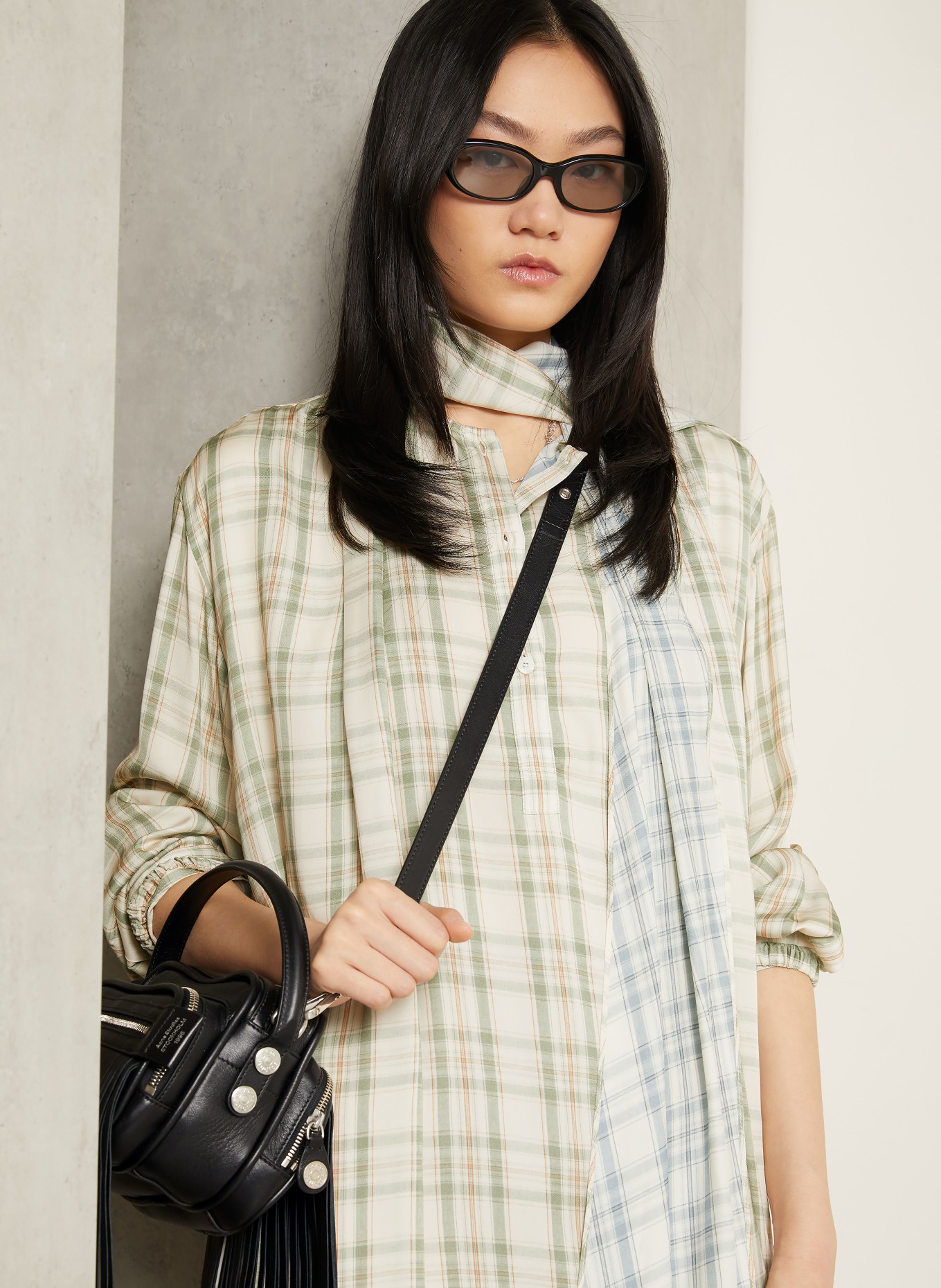 Acne Studios Schluppenkleid aus Satin: CREME / BRAUN / HELLGRÜN