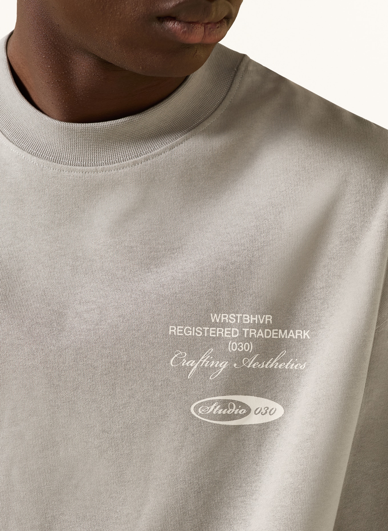 WRSTBHVR T-Shirt STUDIO: GRAU / WEISS