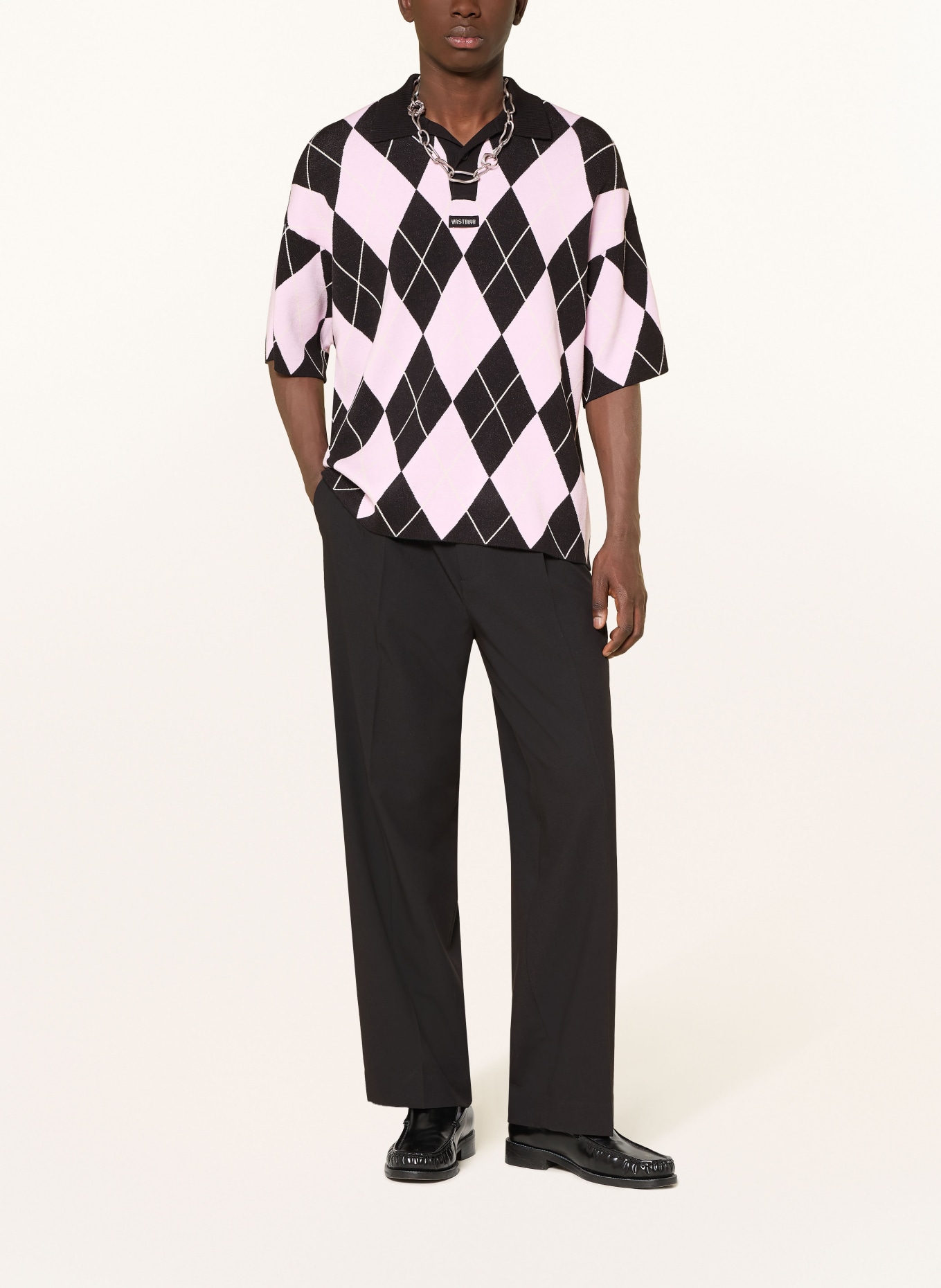 WRSTBHVR Strick-Poloshirt LEV: SCHWARZ / HELLROSA