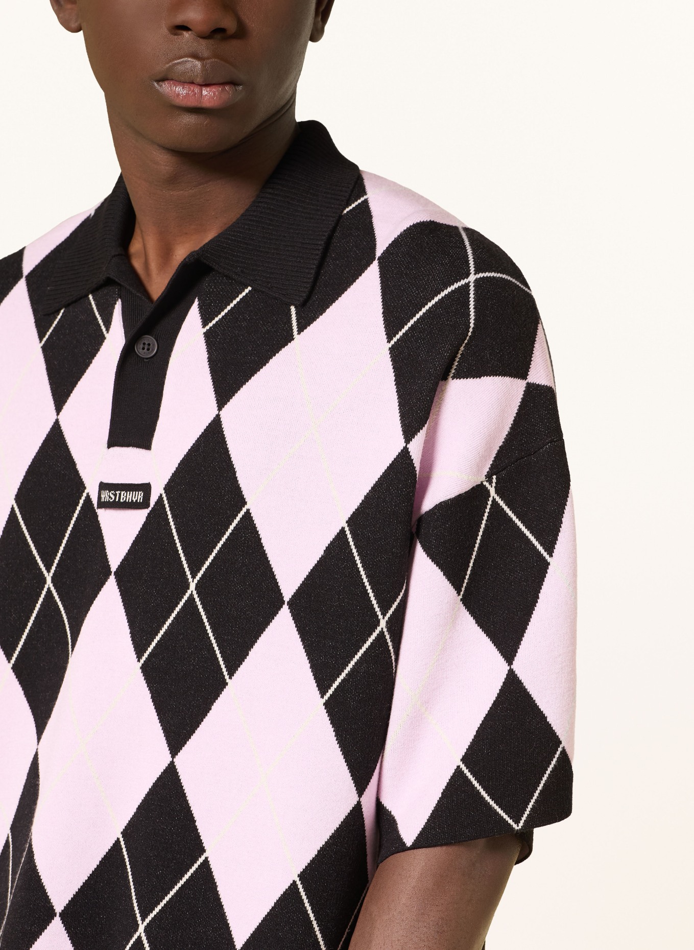 WRSTBHVR Strick-Poloshirt LEV: SCHWARZ / HELLROSA