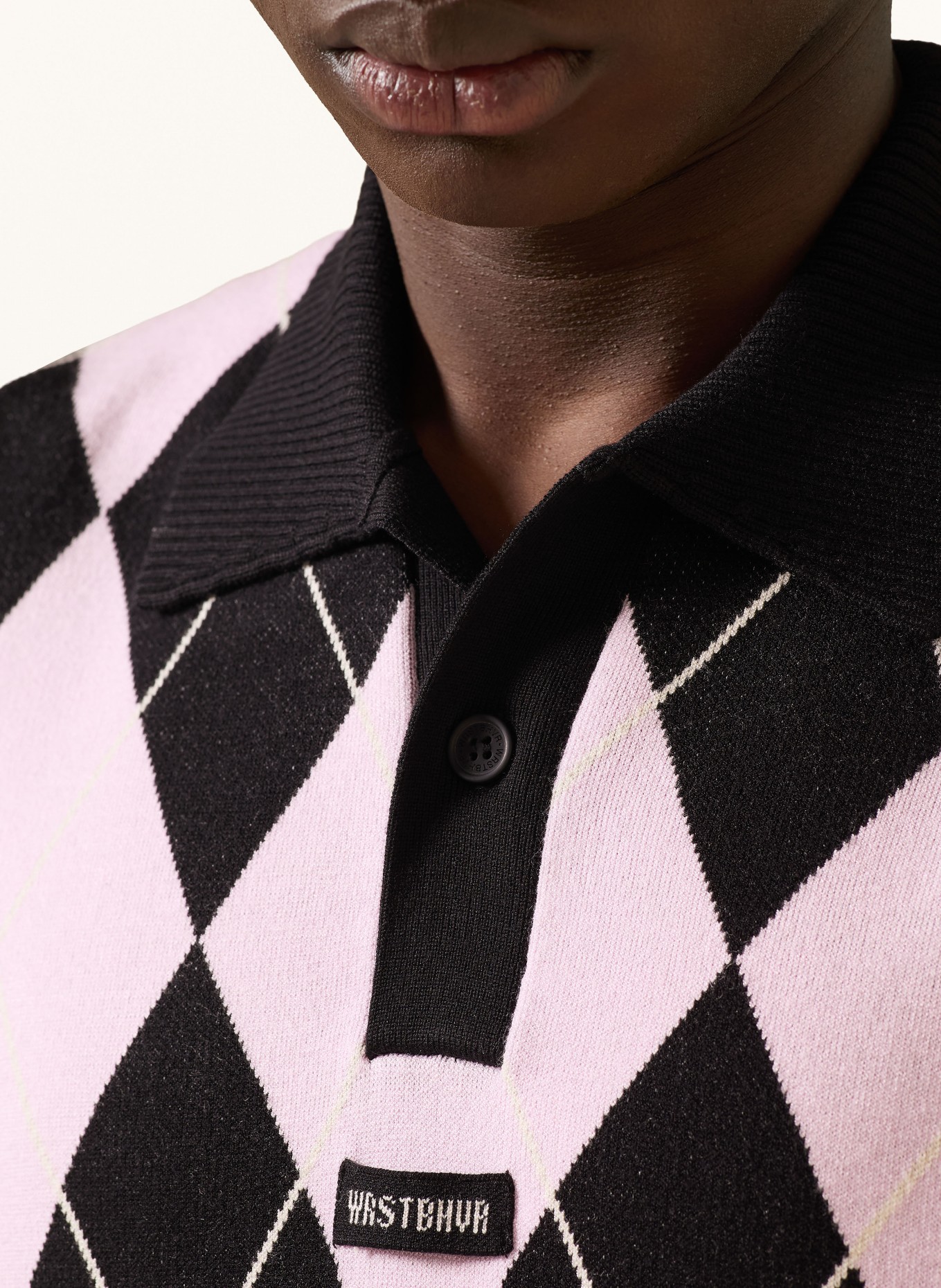 WRSTBHVR Strick-Poloshirt LEV: SCHWARZ / HELLROSA