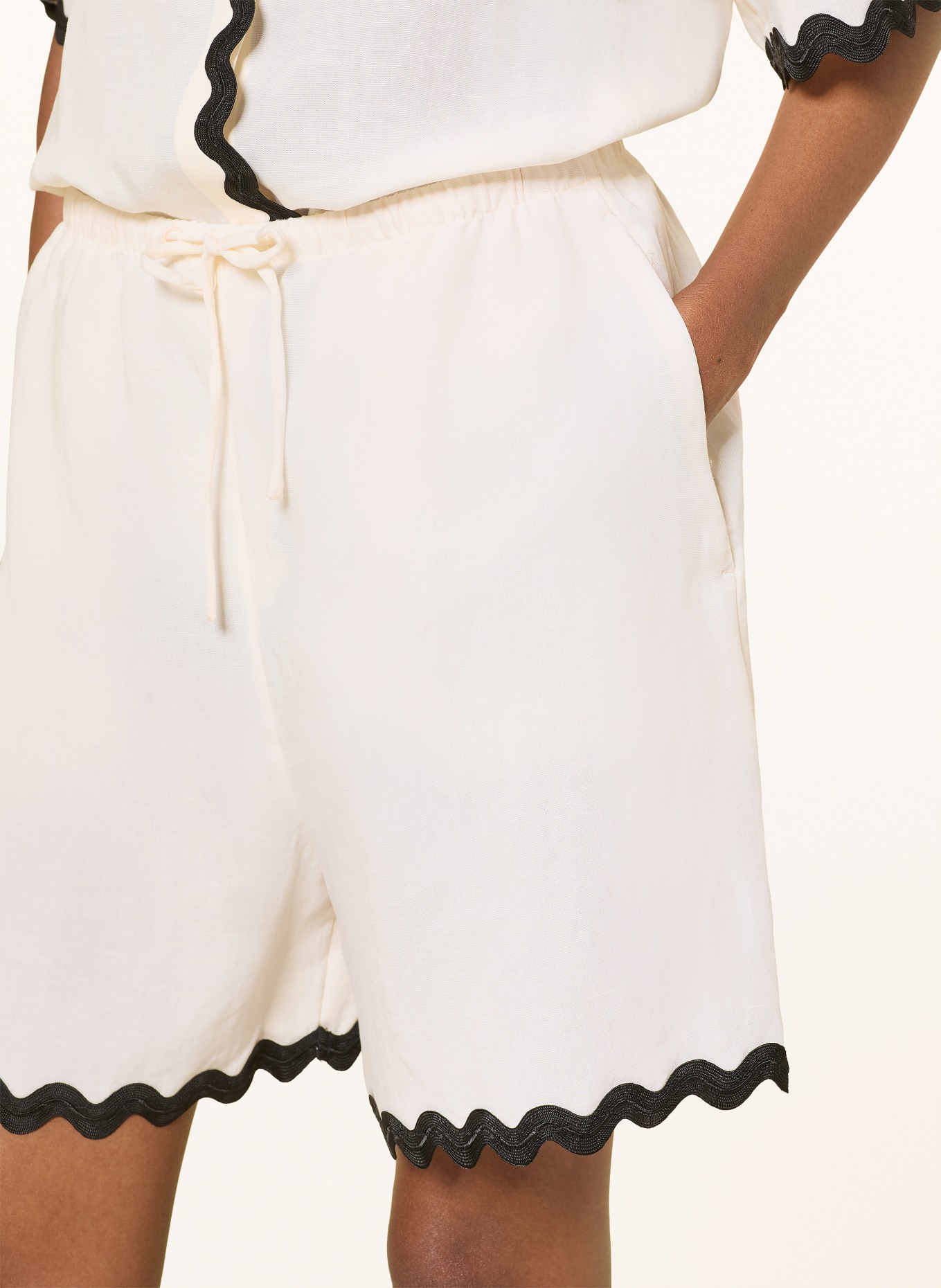 HUGO HASLALA Shorts: CREAM / BLACK