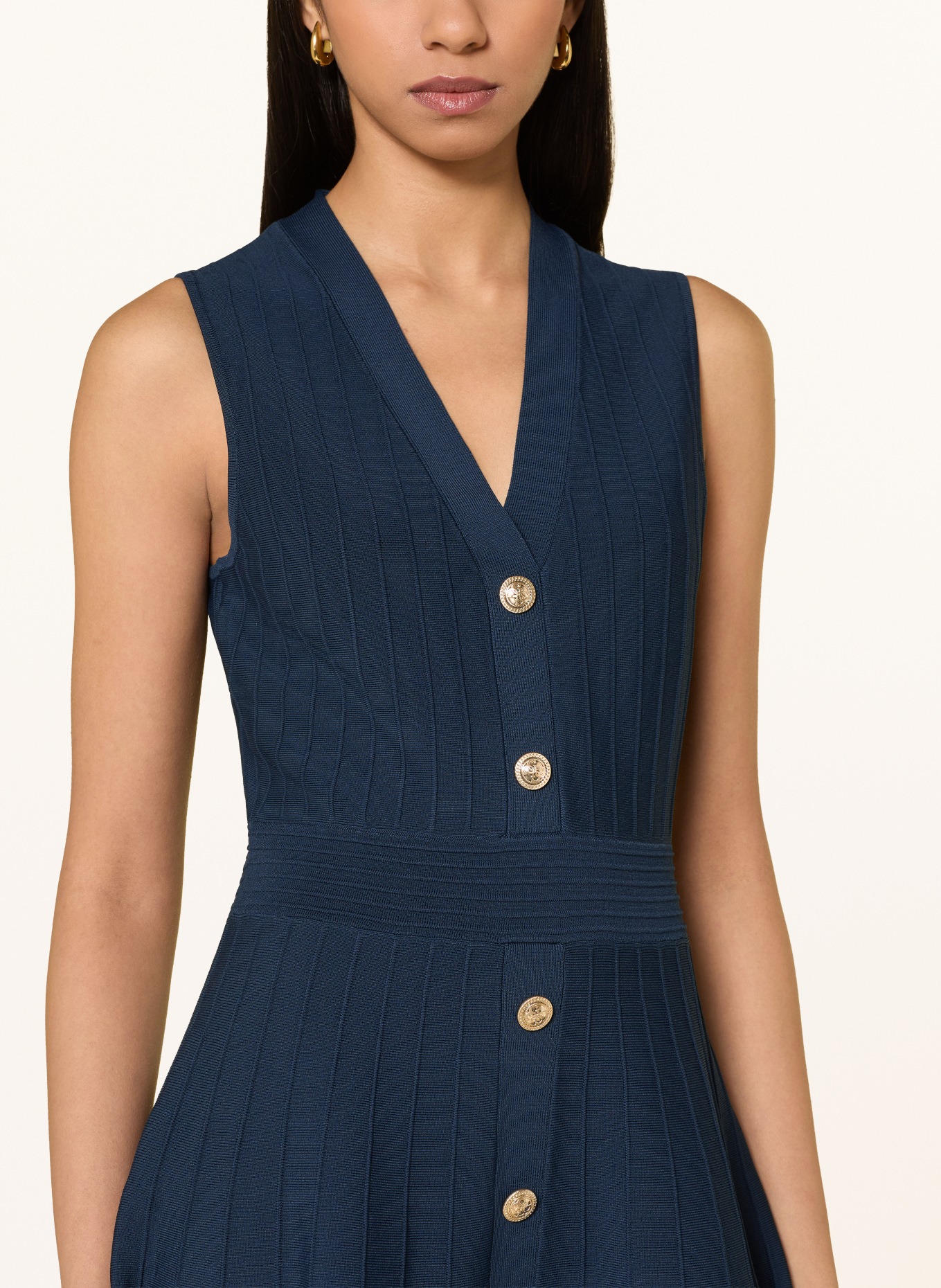 GUESS Šaty AMBAR: TMAVĚ MODRÁ