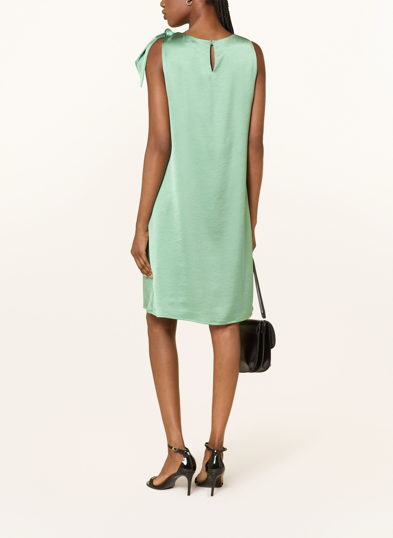 RIANI saténové šaty: ZELENÁ