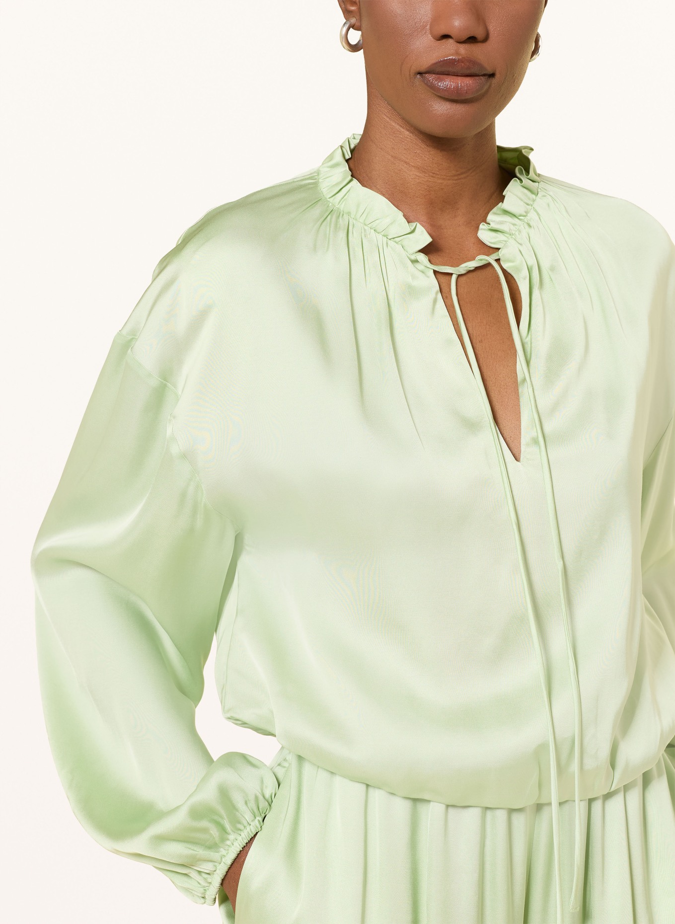 BOSS Blusenshirt BRISE aus Satin und mit Rüschen: HELLGRÜN