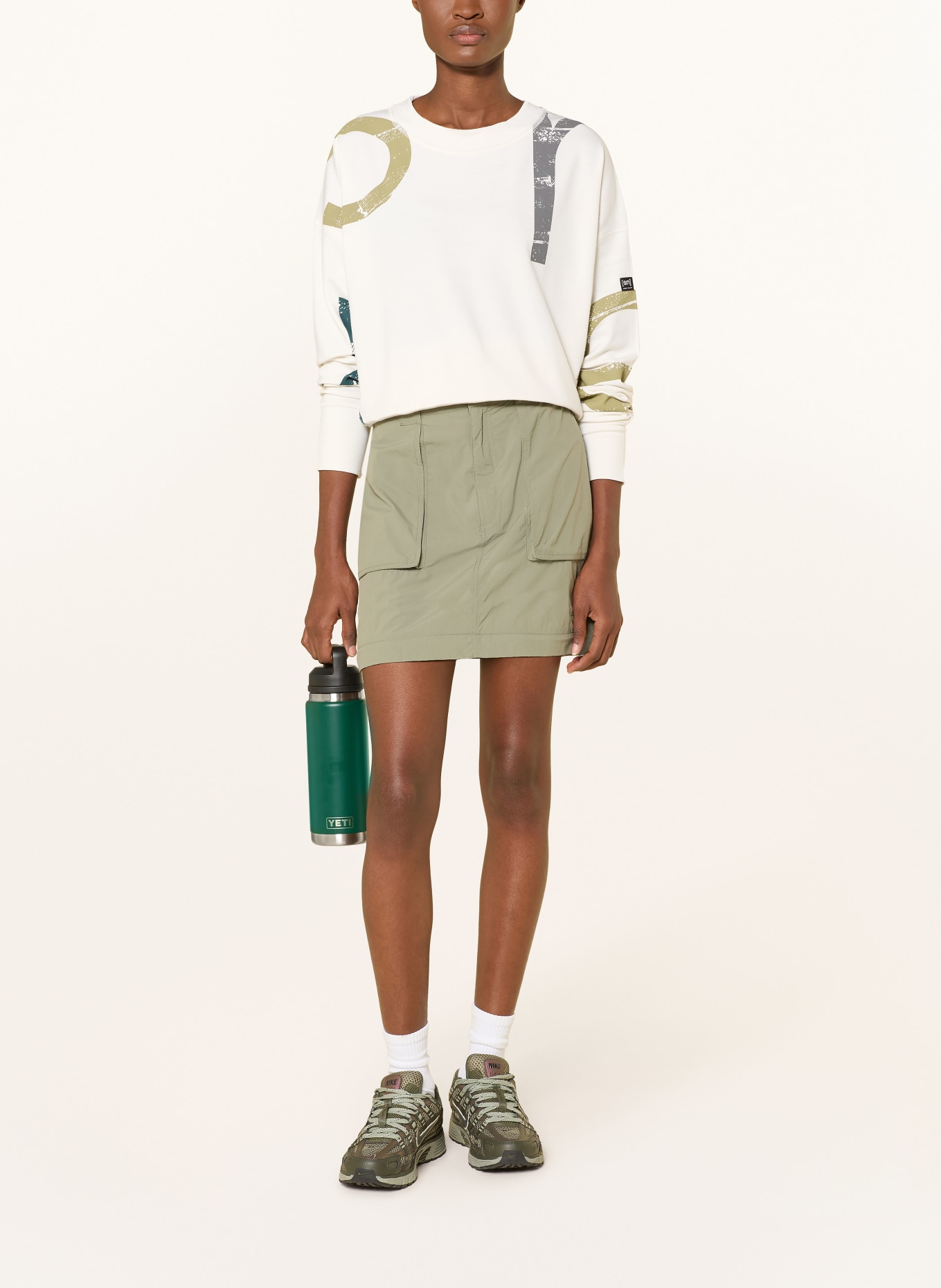 super.natural Sweatshirt CAPITAL LOGO KRISSINI mit Merinowolle: ECRU / OLIV