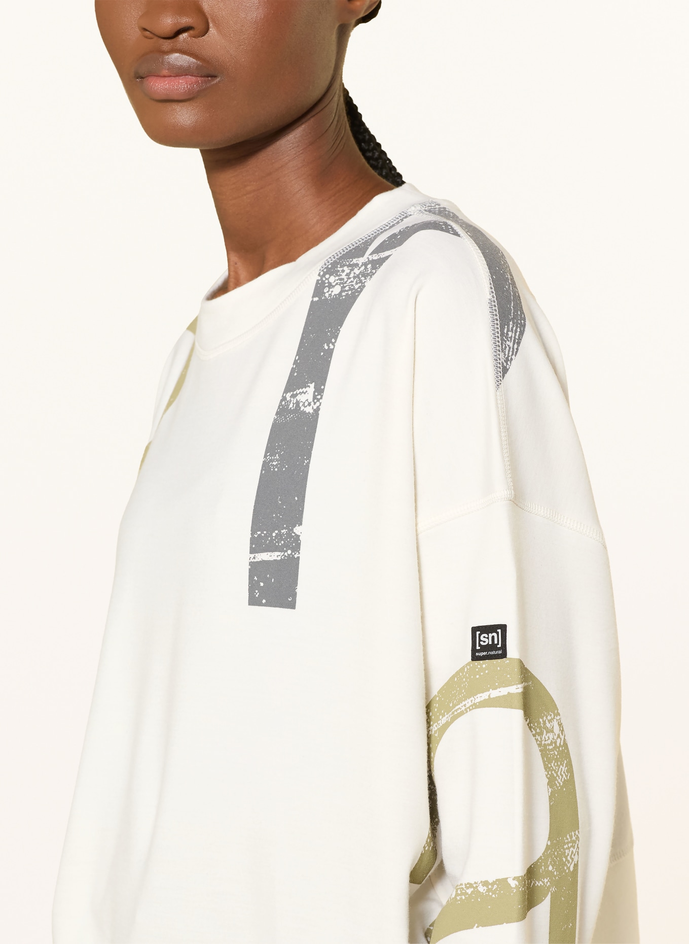 super.natural Sweatshirt CAPITAL LOGO KRISSINI mit Merinowolle: ECRU / OLIV