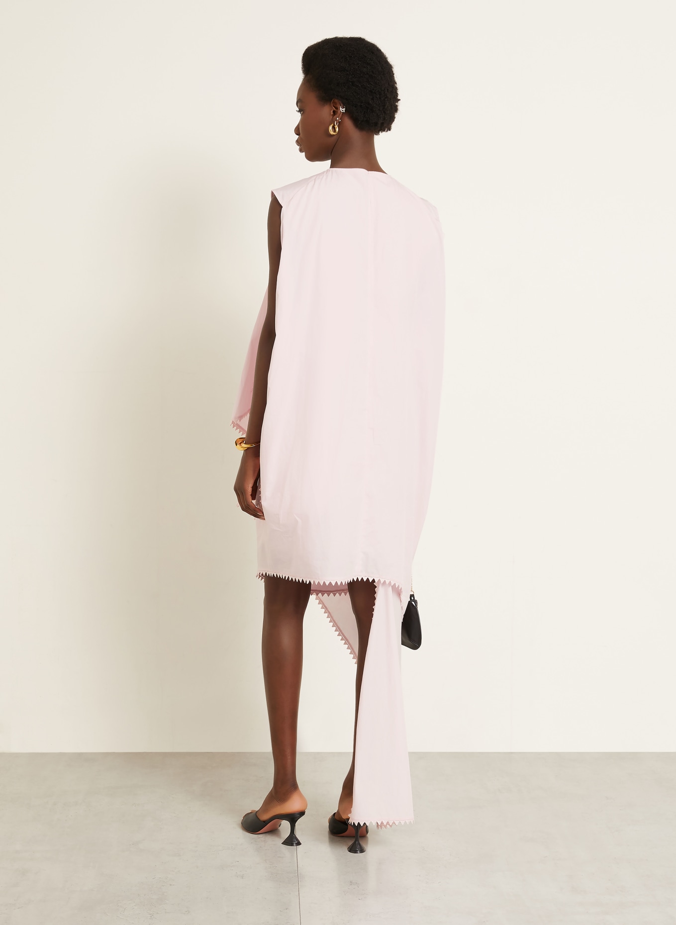 JACQUEMUS Cocktailkleid LA ROBE TRAVERSIN in Wickeloptik: HELLROSA