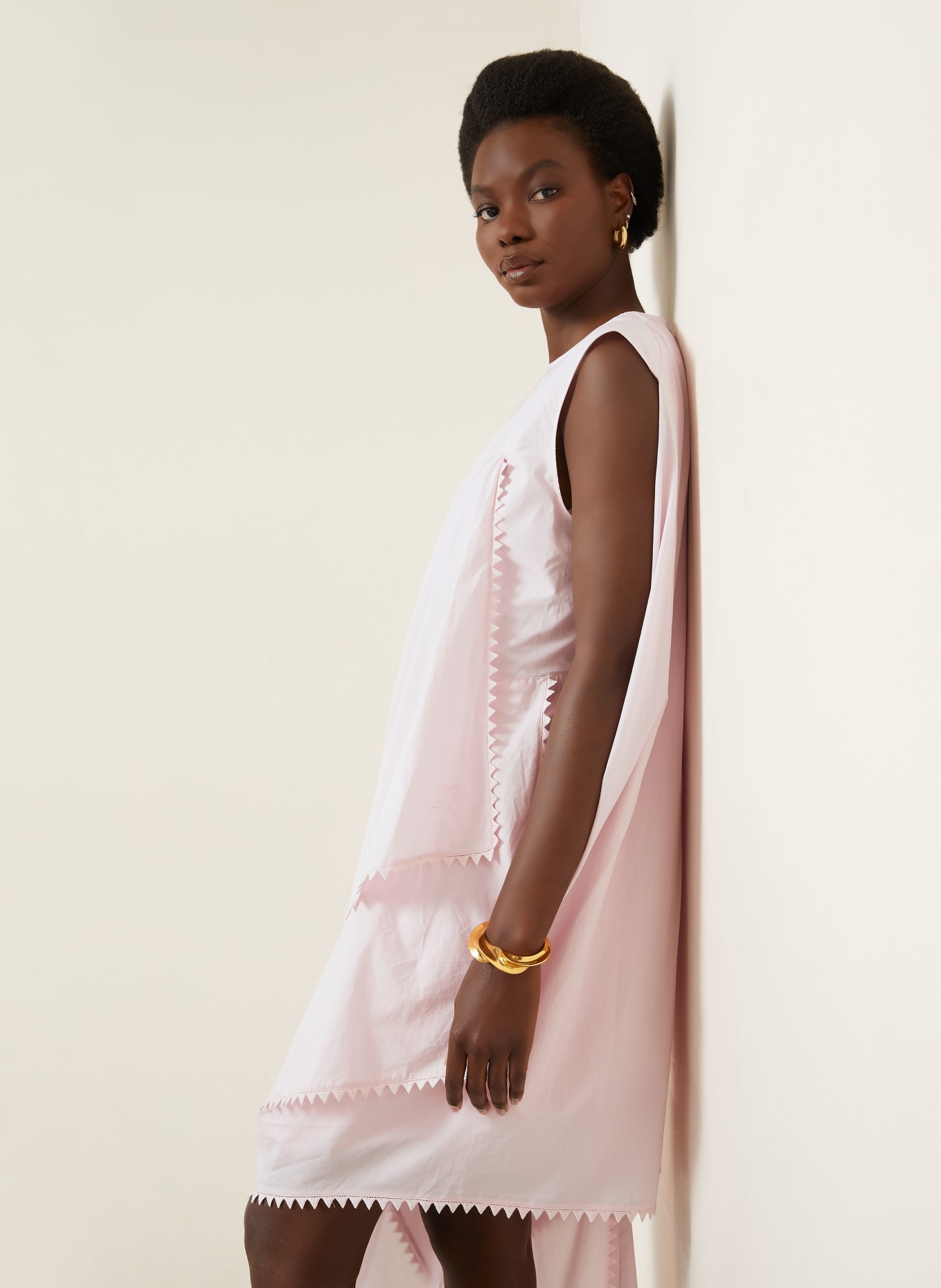 JACQUEMUS Cocktailkleid LA ROBE TRAVERSIN in Wickeloptik: HELLROSA