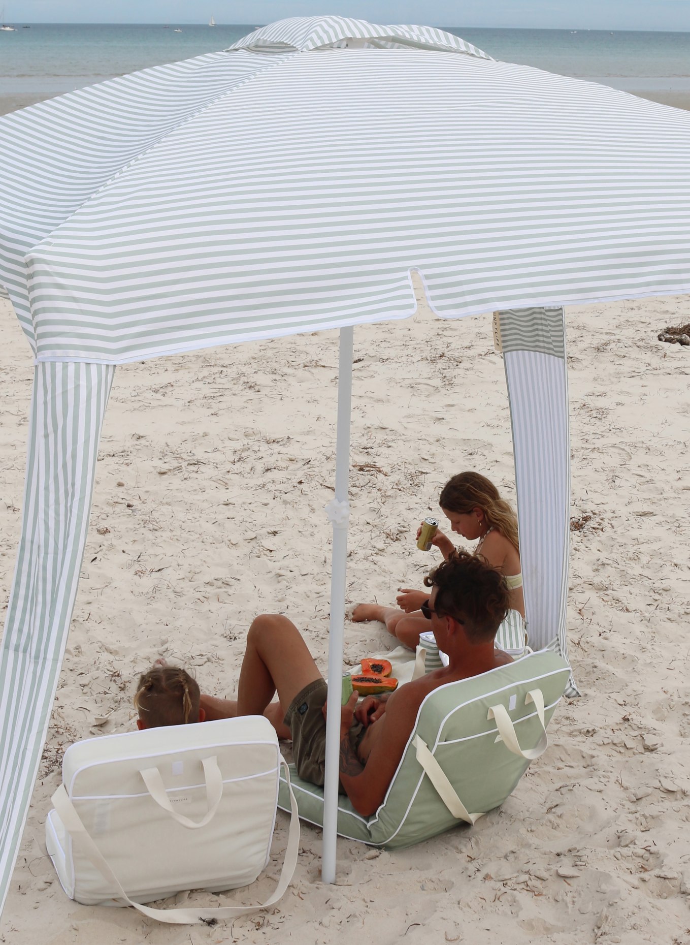 SUNNYLIFE Strandsitz TAKE ANYWHERE: HELLGRÜN / CREME