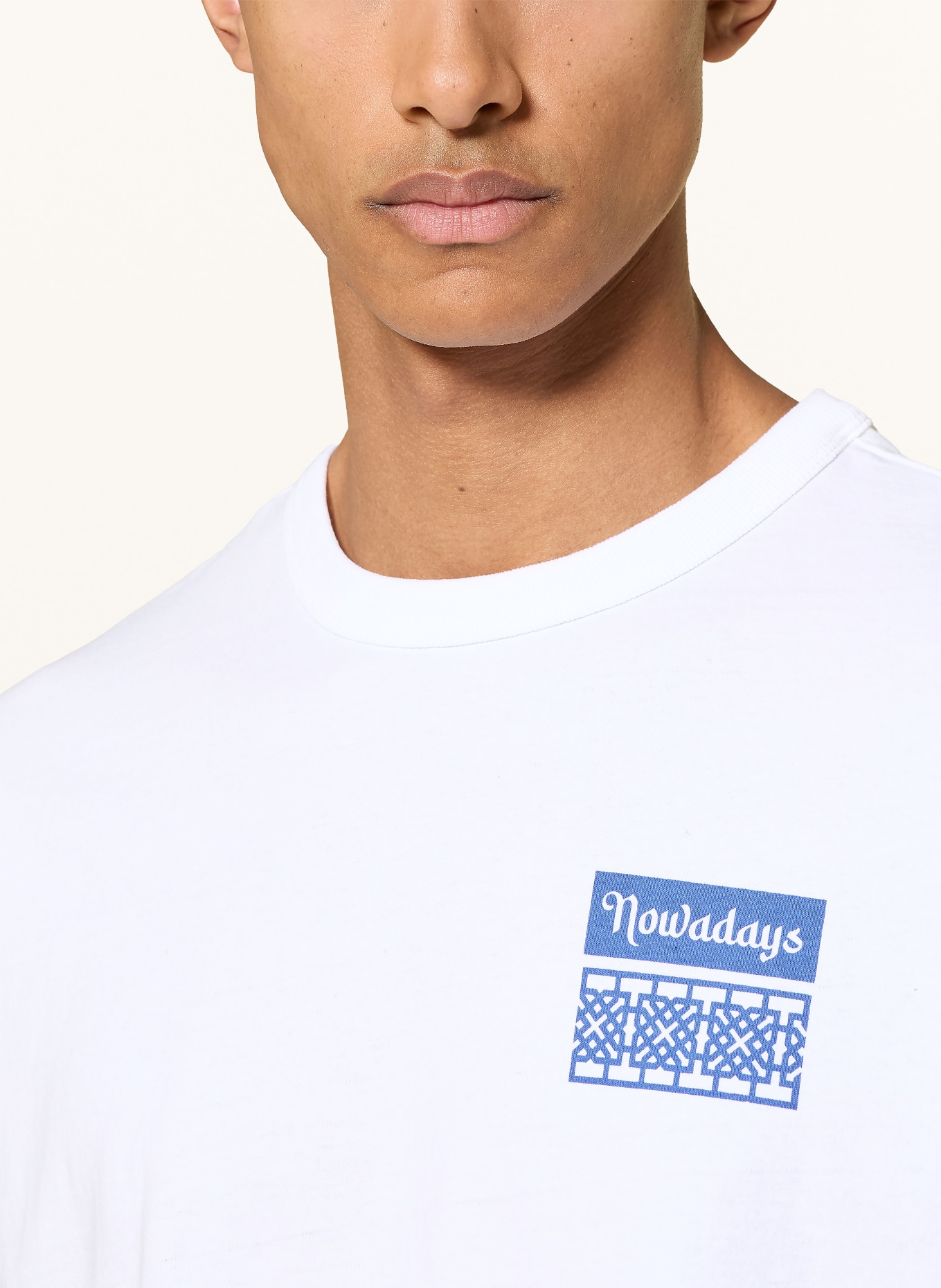 NOWADAYS T-Shirt: WEISS / HELLBLAU