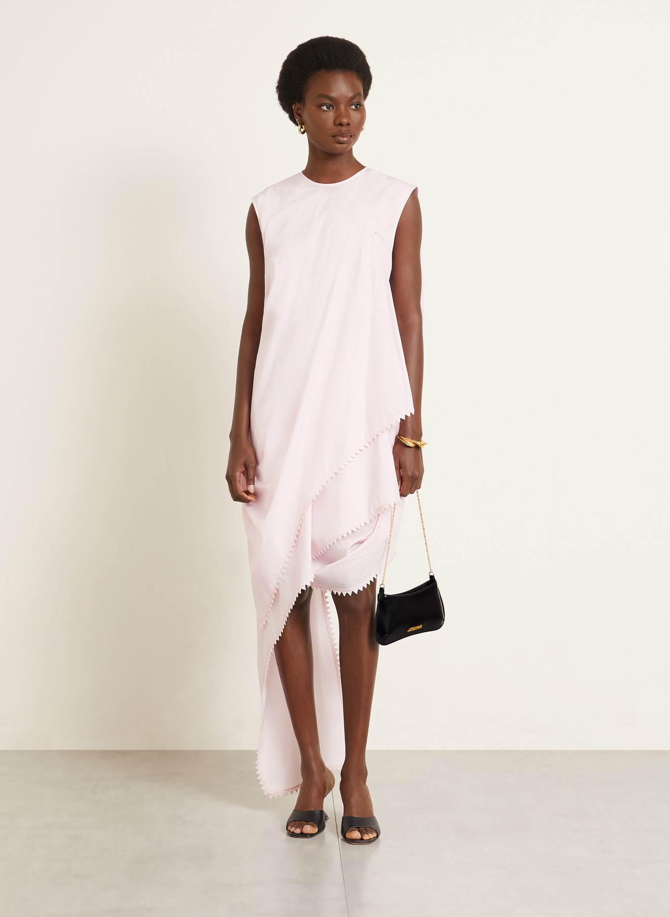 JACQUEMUS Sac à bandoulière LE PETIT BISOU CHAINE: NOIR / OR