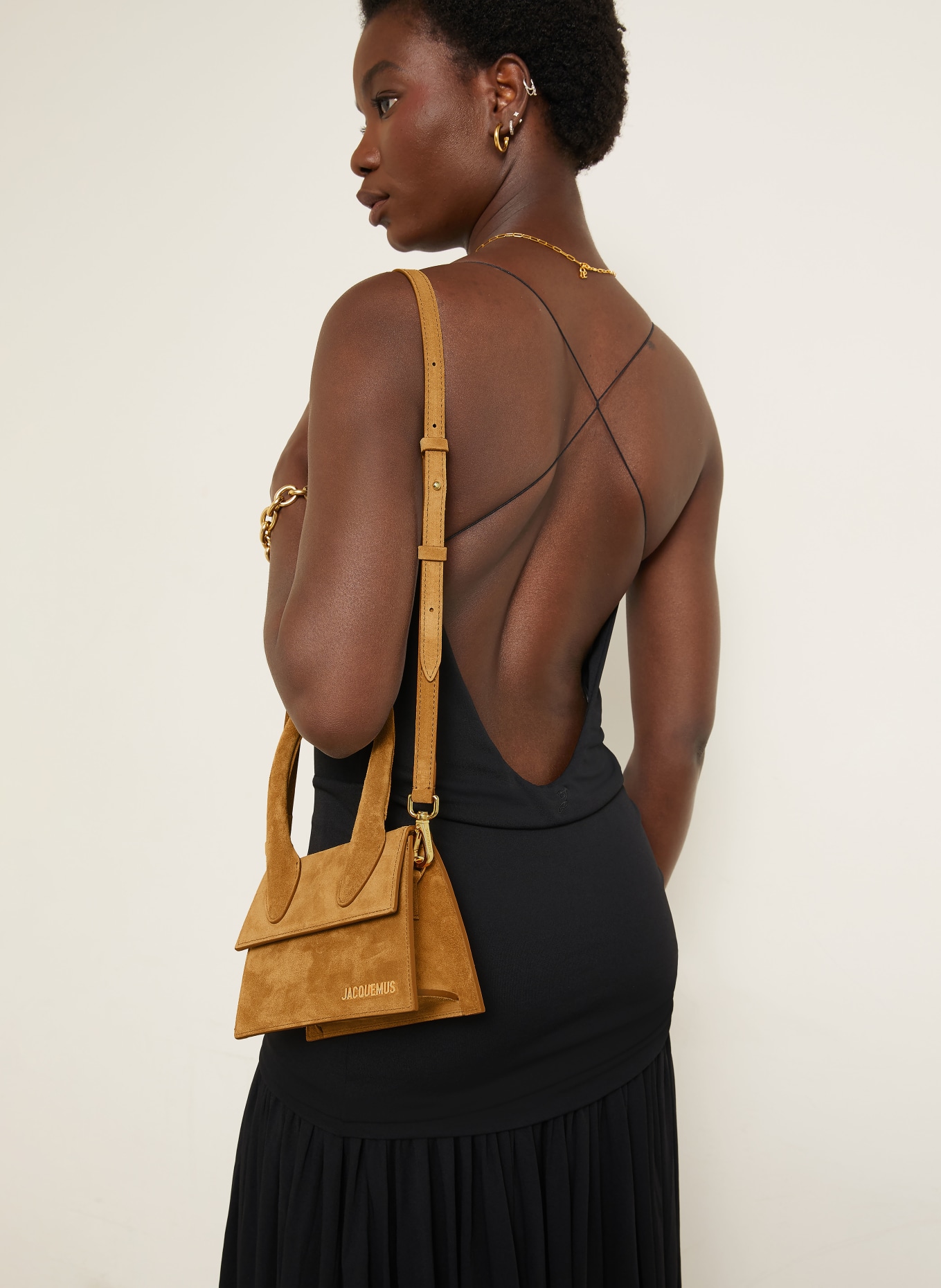 JACQUEMUS Schoudertas LE CHIQUITO MOYEN: COGNAC / GOUD