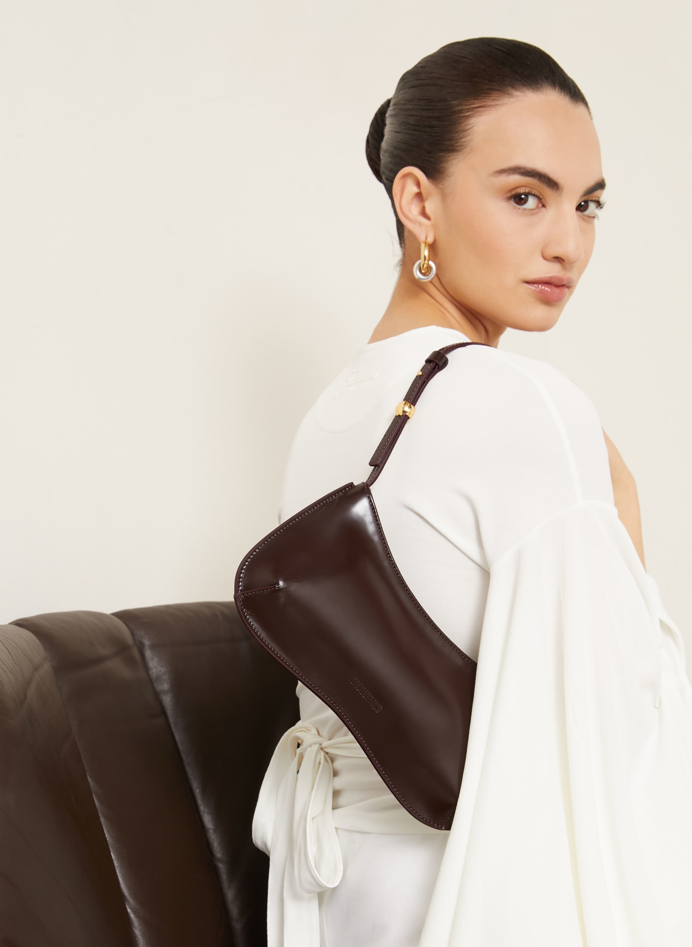 JACQUEMUS Schoudertas LE BISOU: DONKERROOD / GOUD