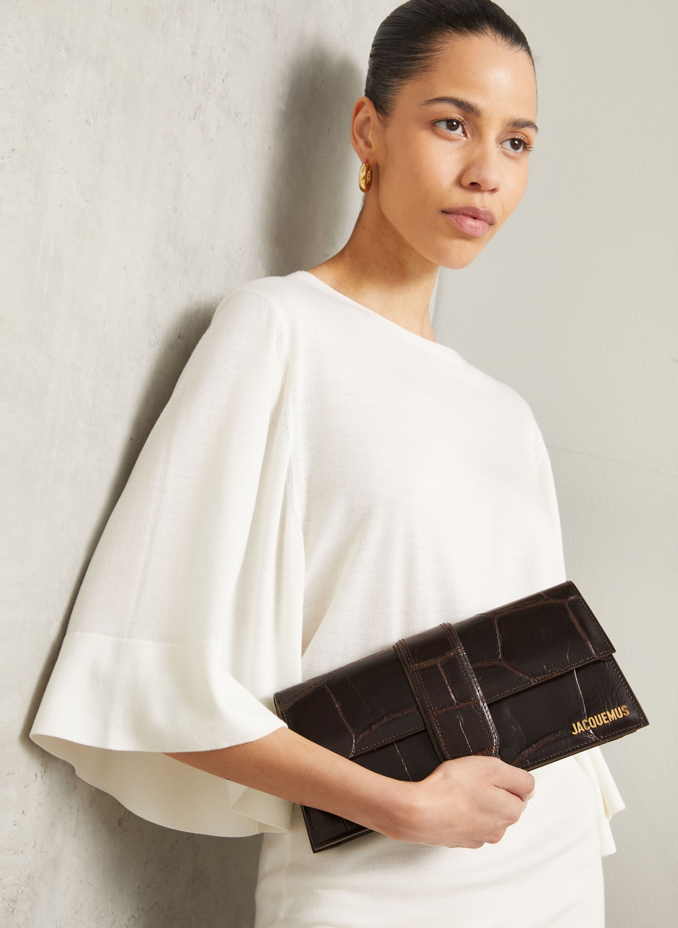 JACQUEMUS Schultertasche LE BAMBINO LONG: DUNKELBRAUN / GOLD