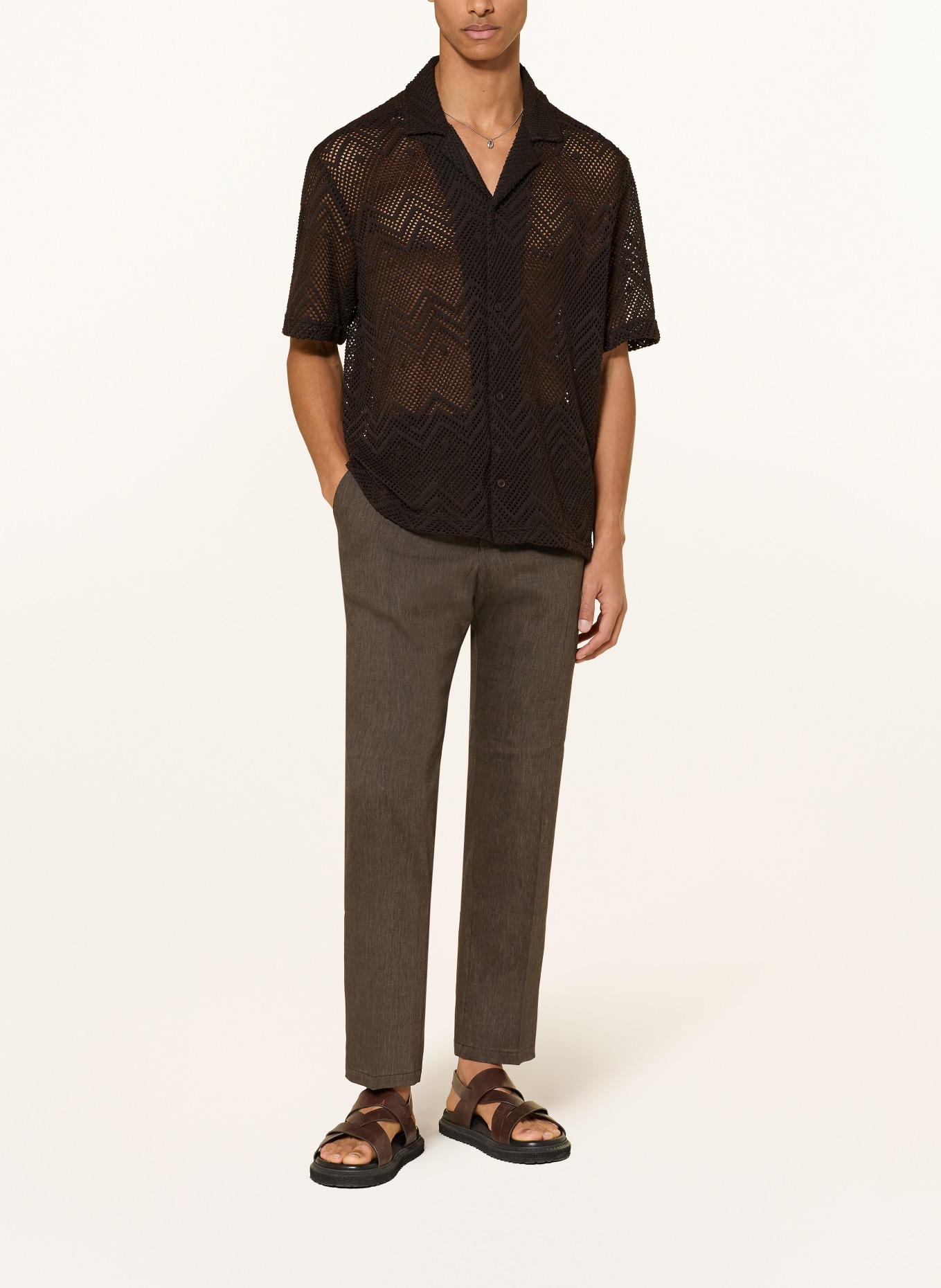 DRYKORN Pletená košile BIJAN Comfort Fit: TMAVĚ HNĚDÁ