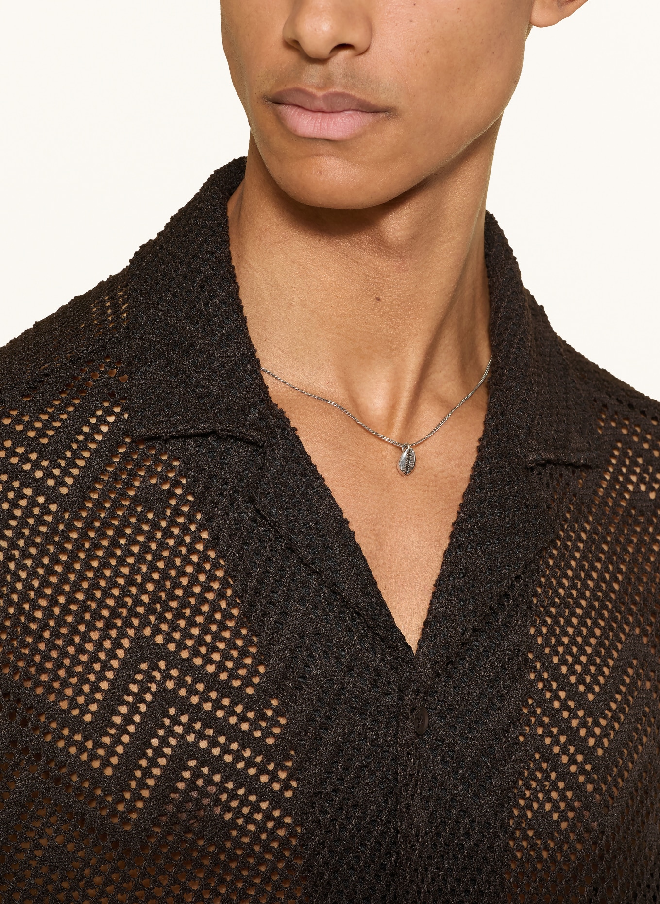 DRYKORN Pletená košile BIJAN Comfort Fit: TMAVĚ HNĚDÁ