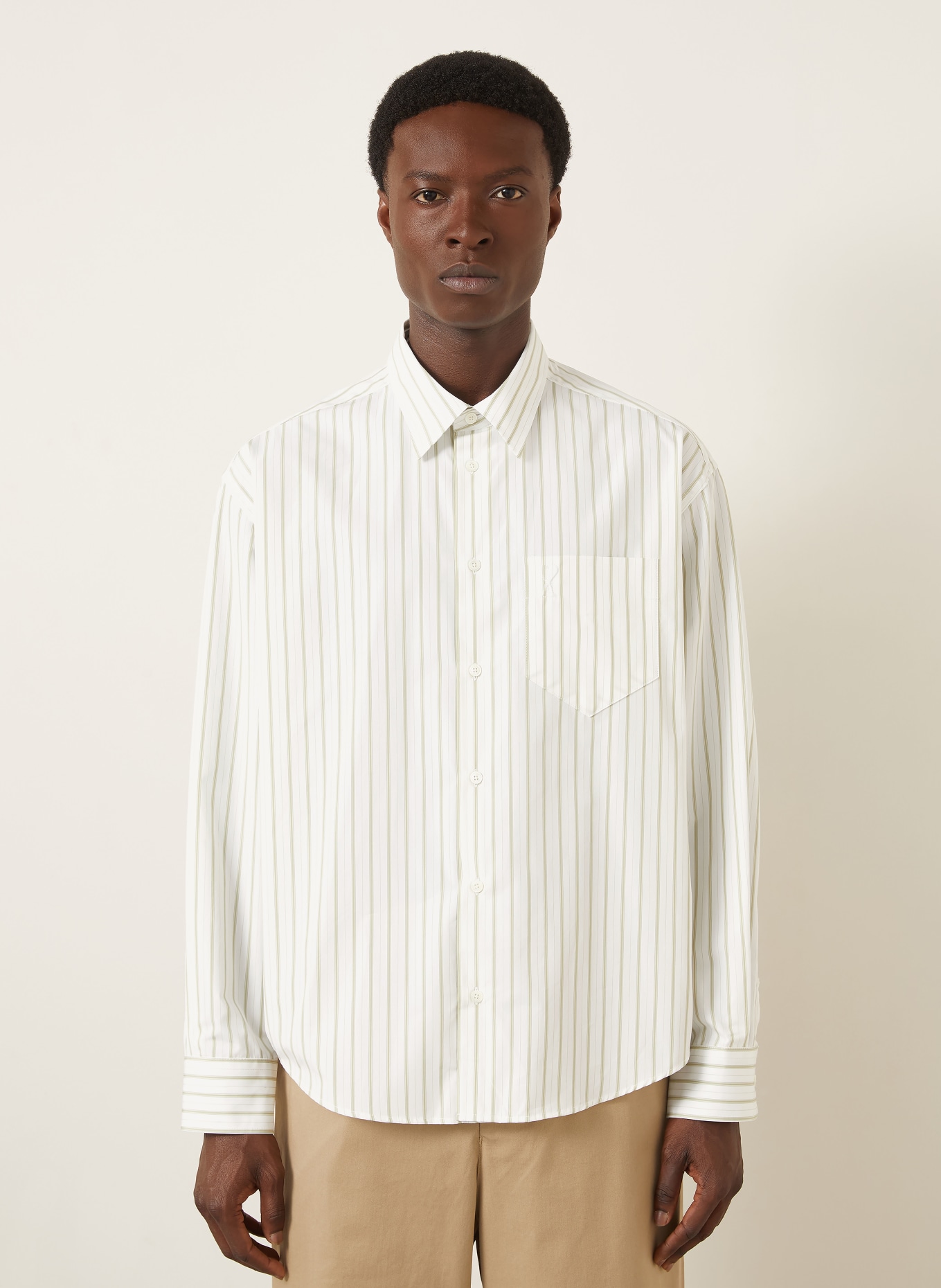 AMI PARIS Hemd Comfort Fit: WEISS / HELLGRÜN