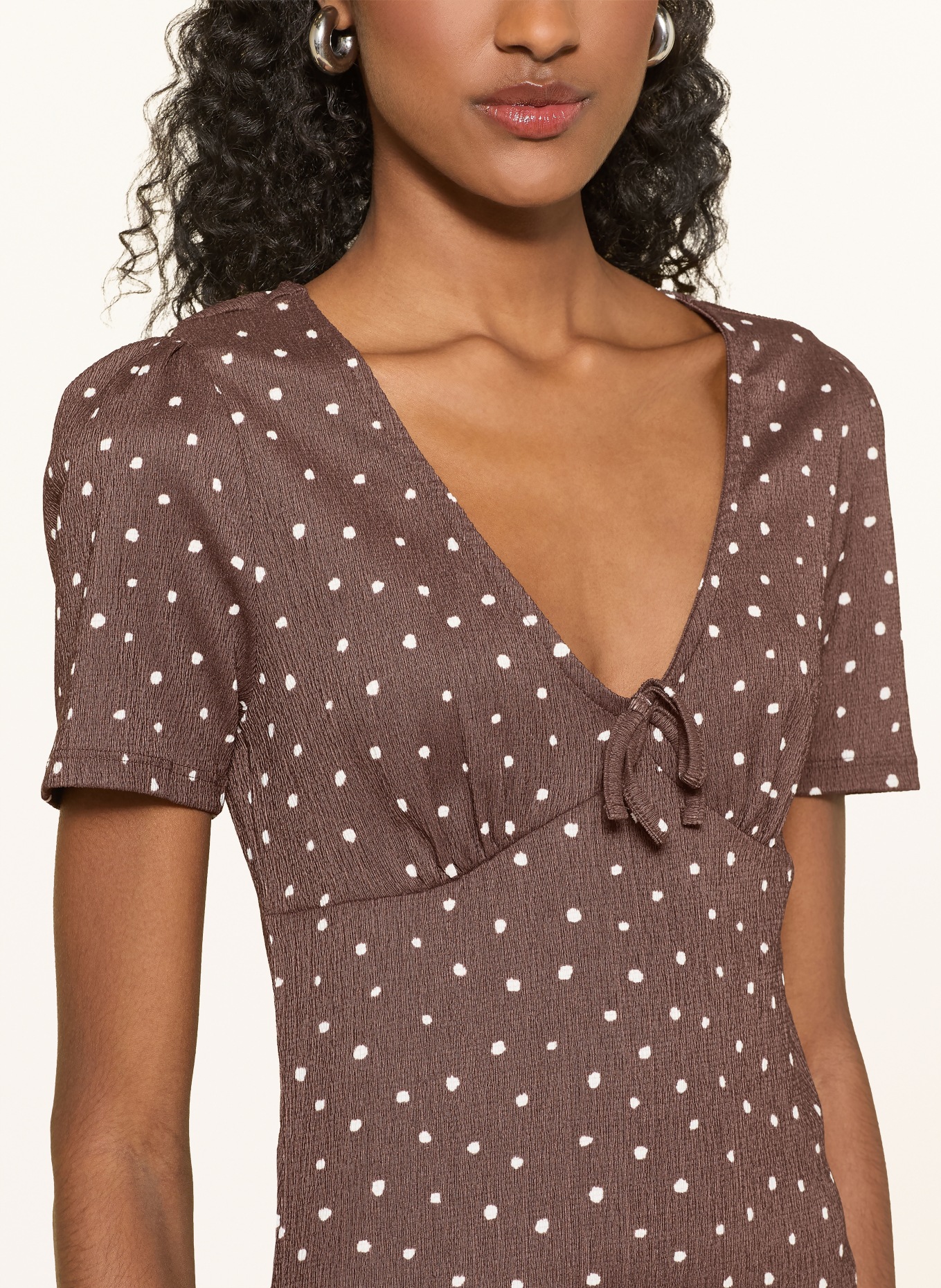 ONLY Kleid mit Rüschen: DUNKELBRAUN / WEISS