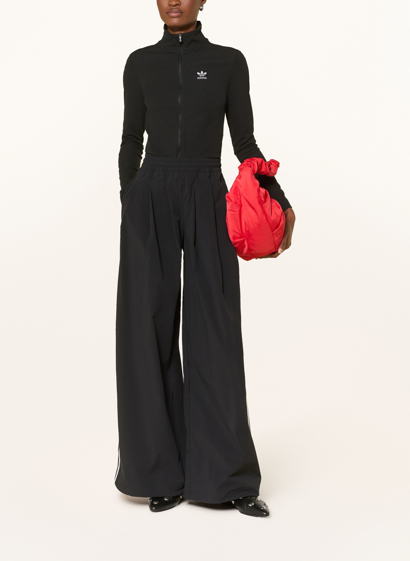 adidas Originals Spodnie dresowe z plisami: CZARNY