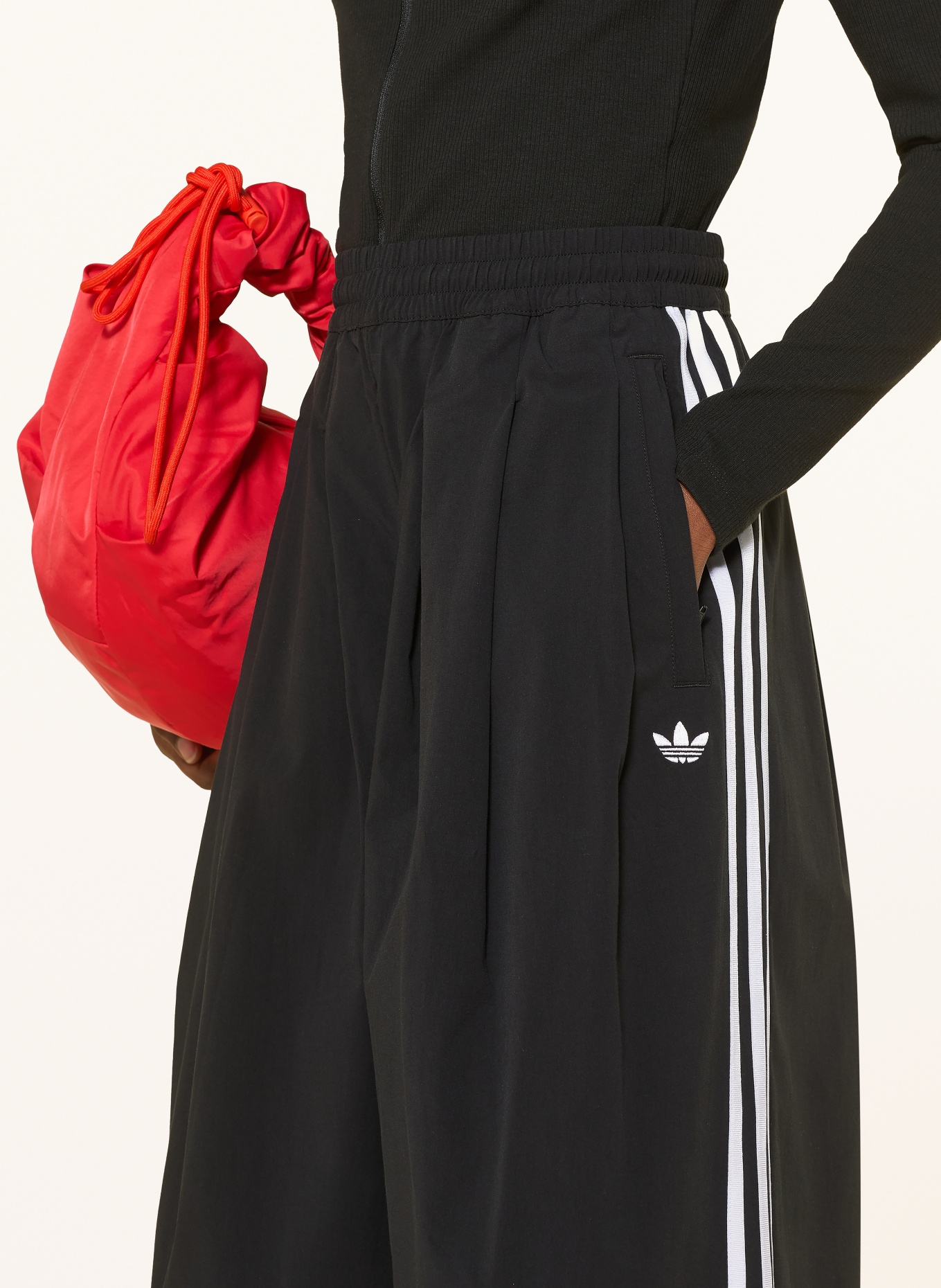 adidas Originals Spodnie dresowe z plisami: CZARNY