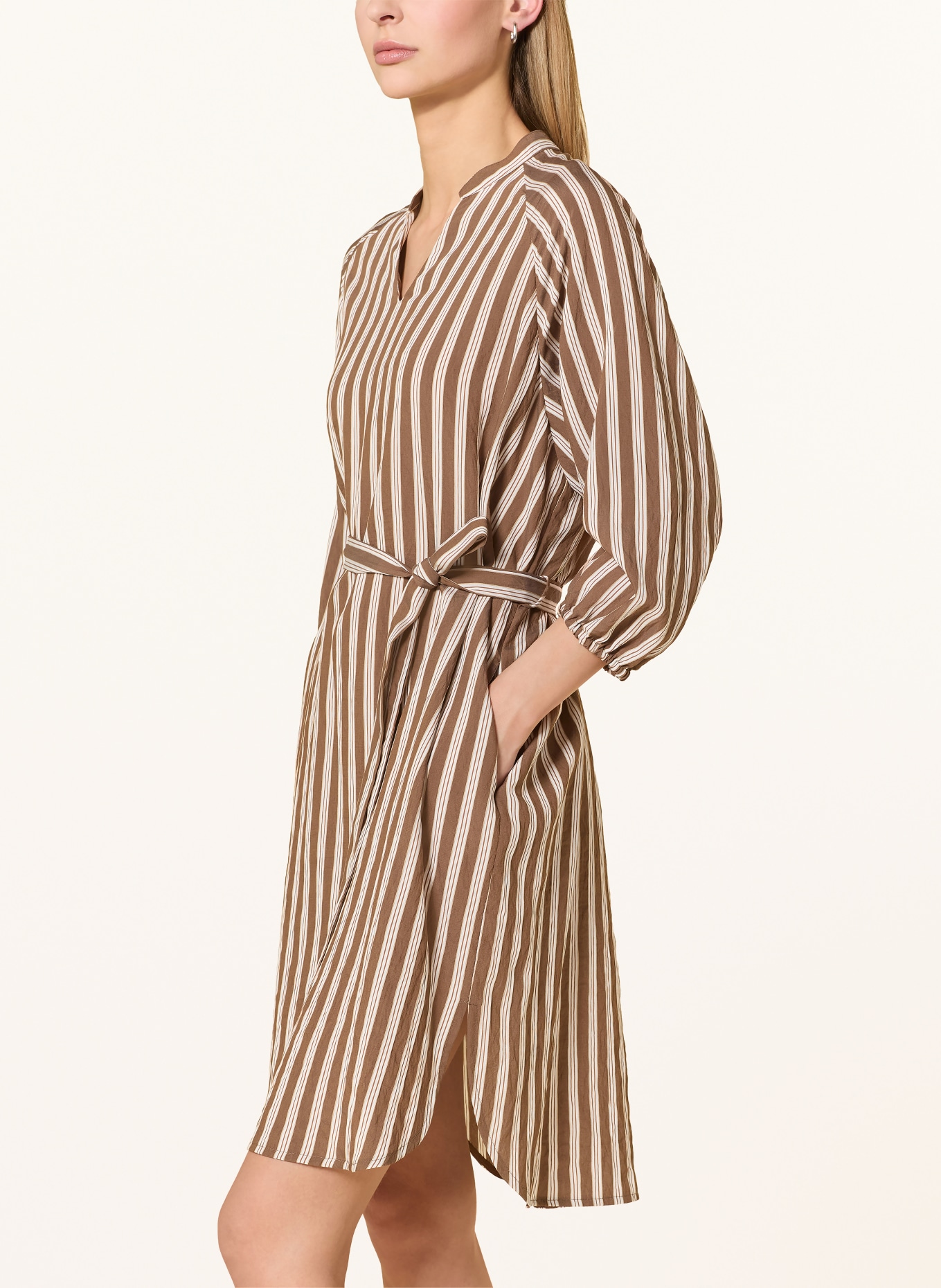 CINQUE Šaty CIDALMINO s 3/4 rukávy: HNĚDÁ / KRÉMOVÁ