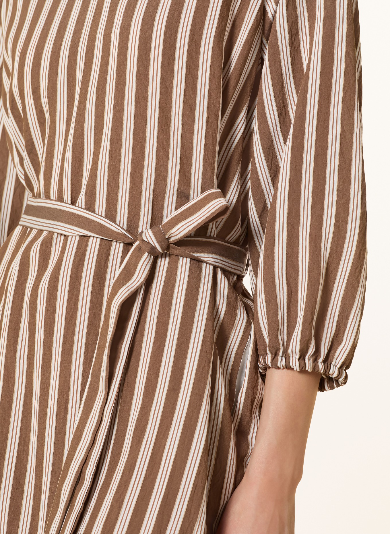 CINQUE Šaty CIDALMINO s 3/4 rukávy: HNĚDÁ / KRÉMOVÁ