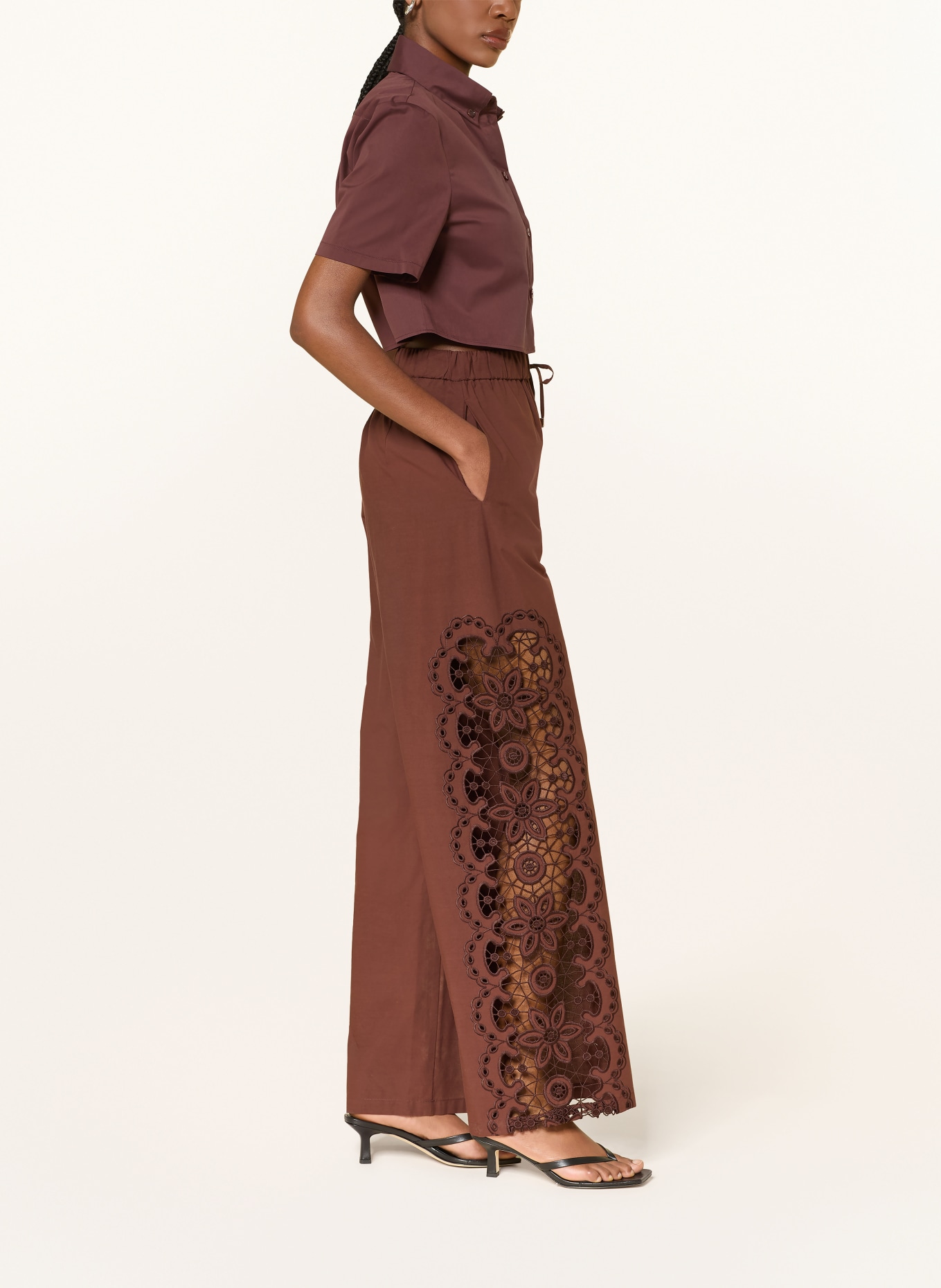 PATRIZIA PEPE kalhoty s volánky: HNĚDÁ