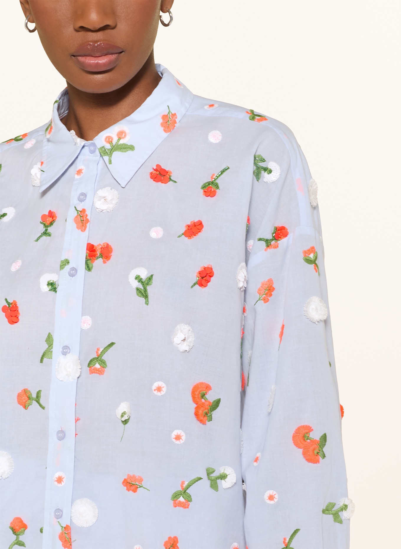 ESSENTIEL ANTWERP Bluzka JIMENA z cekinami i haftami: JASNONIEBIESKI / POMARAŃCZOWY / ZIELONY