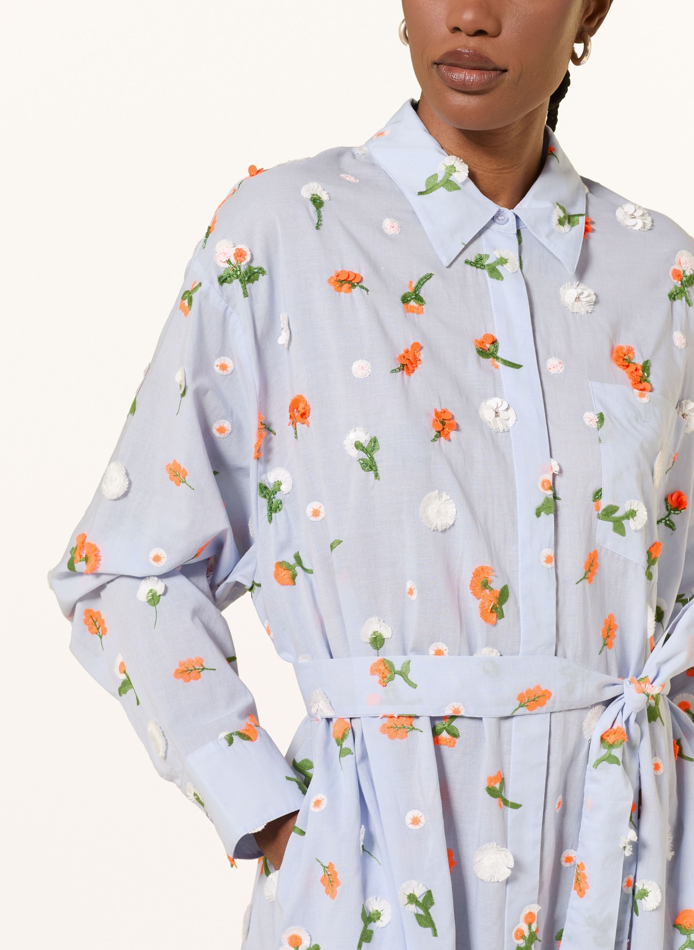 ESSENTIEL ANTWERP Robe chemise JAMANNA ornée de strass: BLEU CLAIR / ORANGE FLUO / BLANC