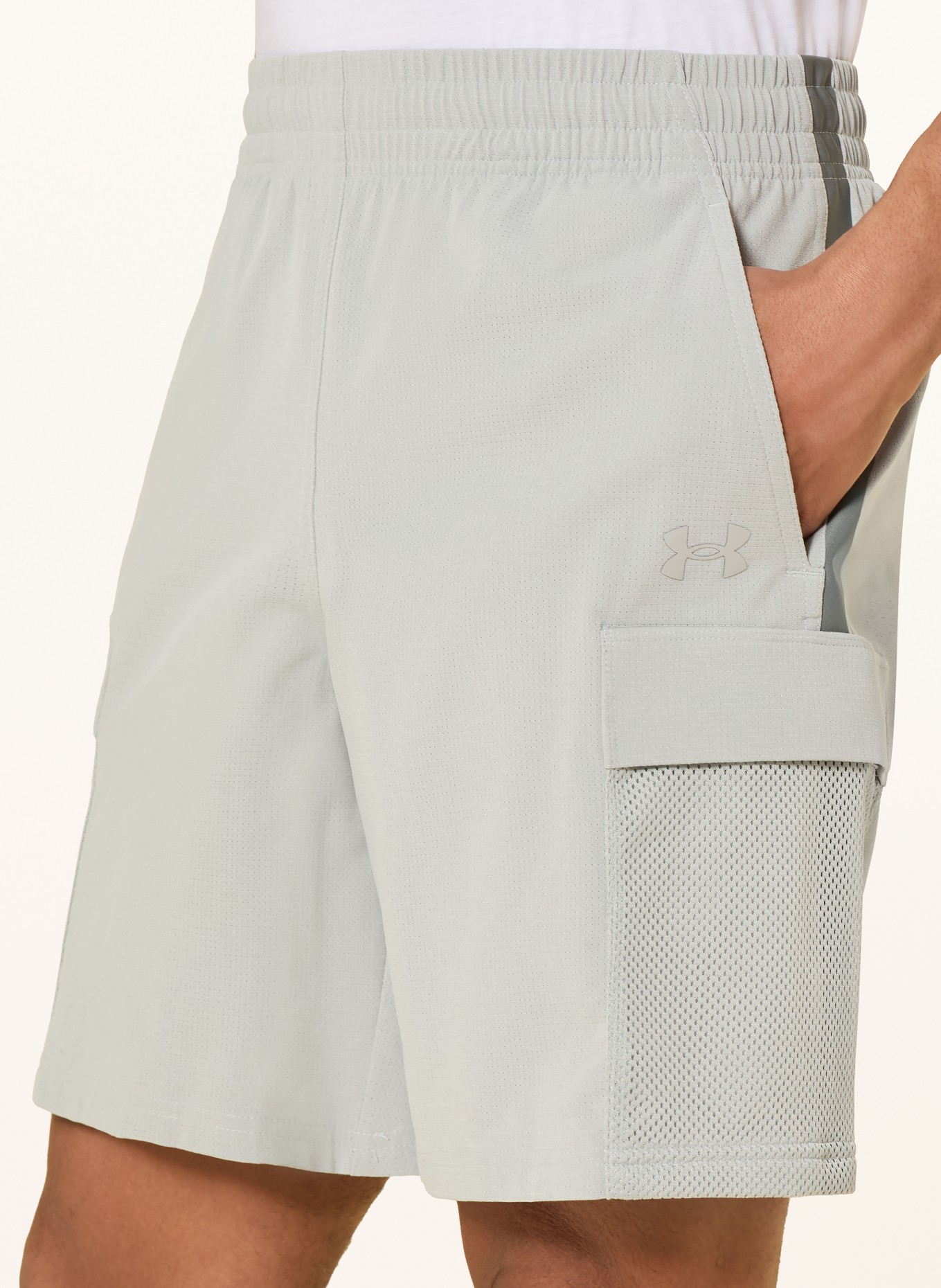 UNDER ARMOUR UA UNSTOPPABLE AIRVENT Cargo Shorts: LIGHT GRAY