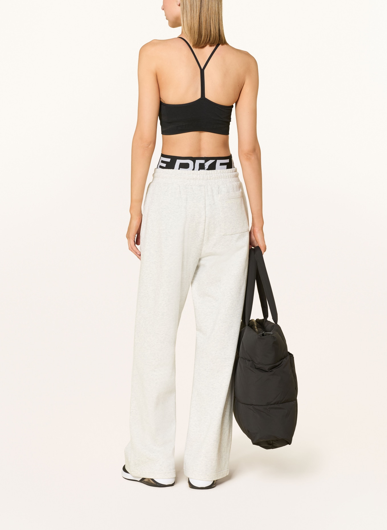 Nike Sportovní podprsenka PRO SEAMLESS: ČERNÁ