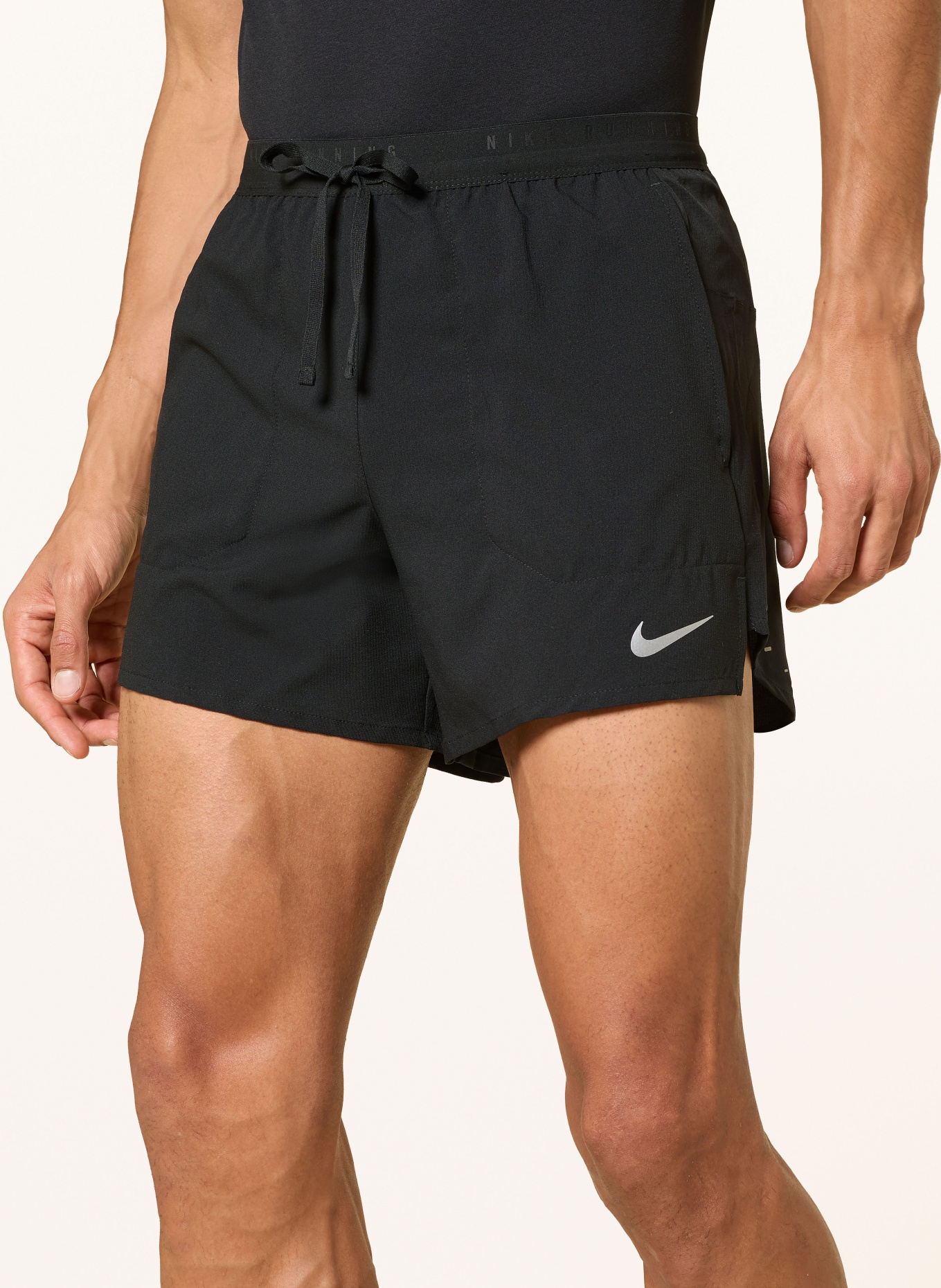 Nike 2-in-1-Laufshorts STRIDE: SCHWARZ