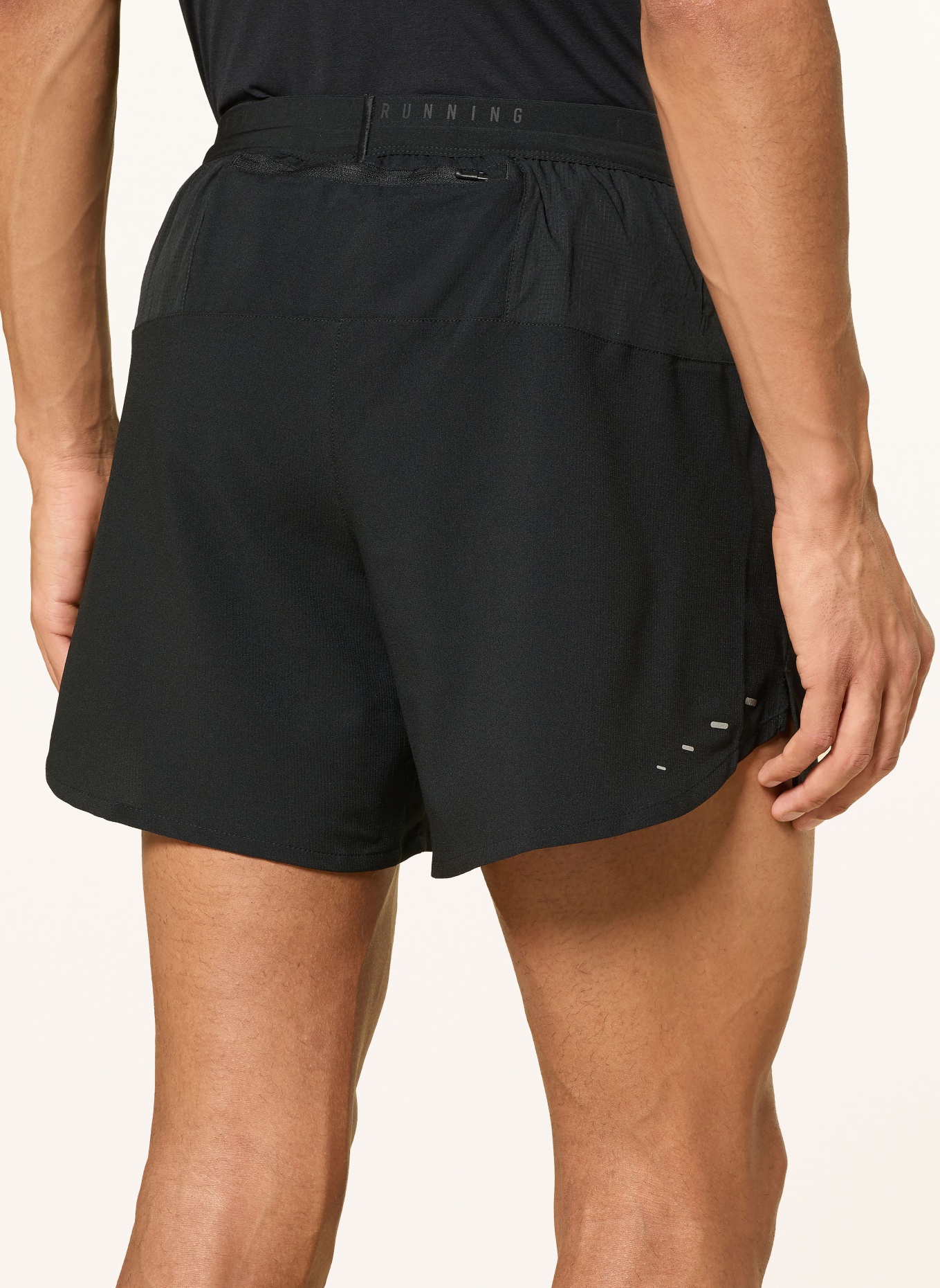 Nike 2-in-1-Laufshorts STRIDE: SCHWARZ