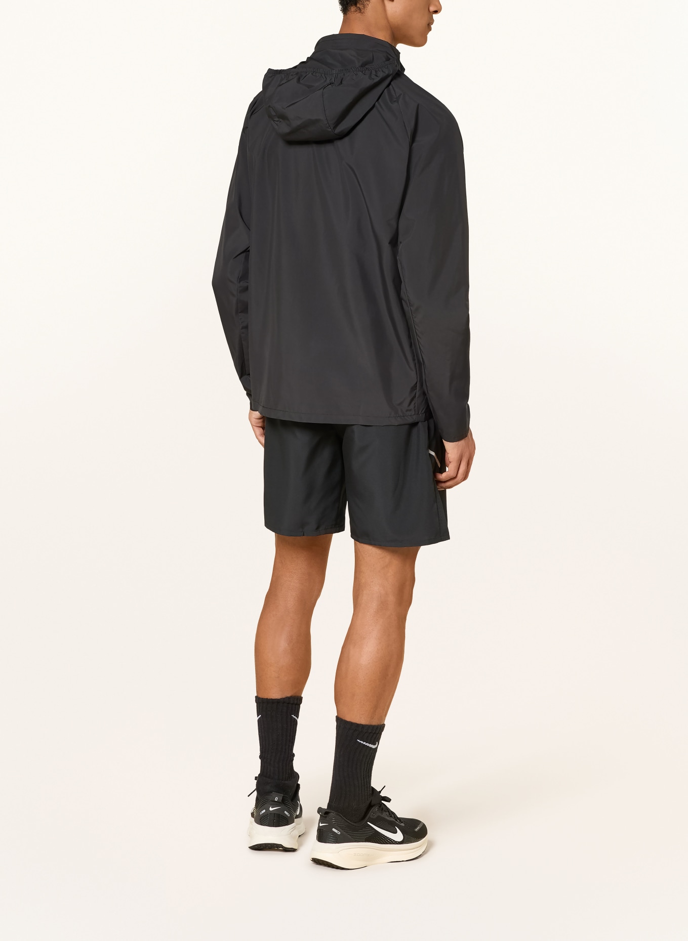 Nike Laufjacke MILER: SCHWARZ / HELLGRAU