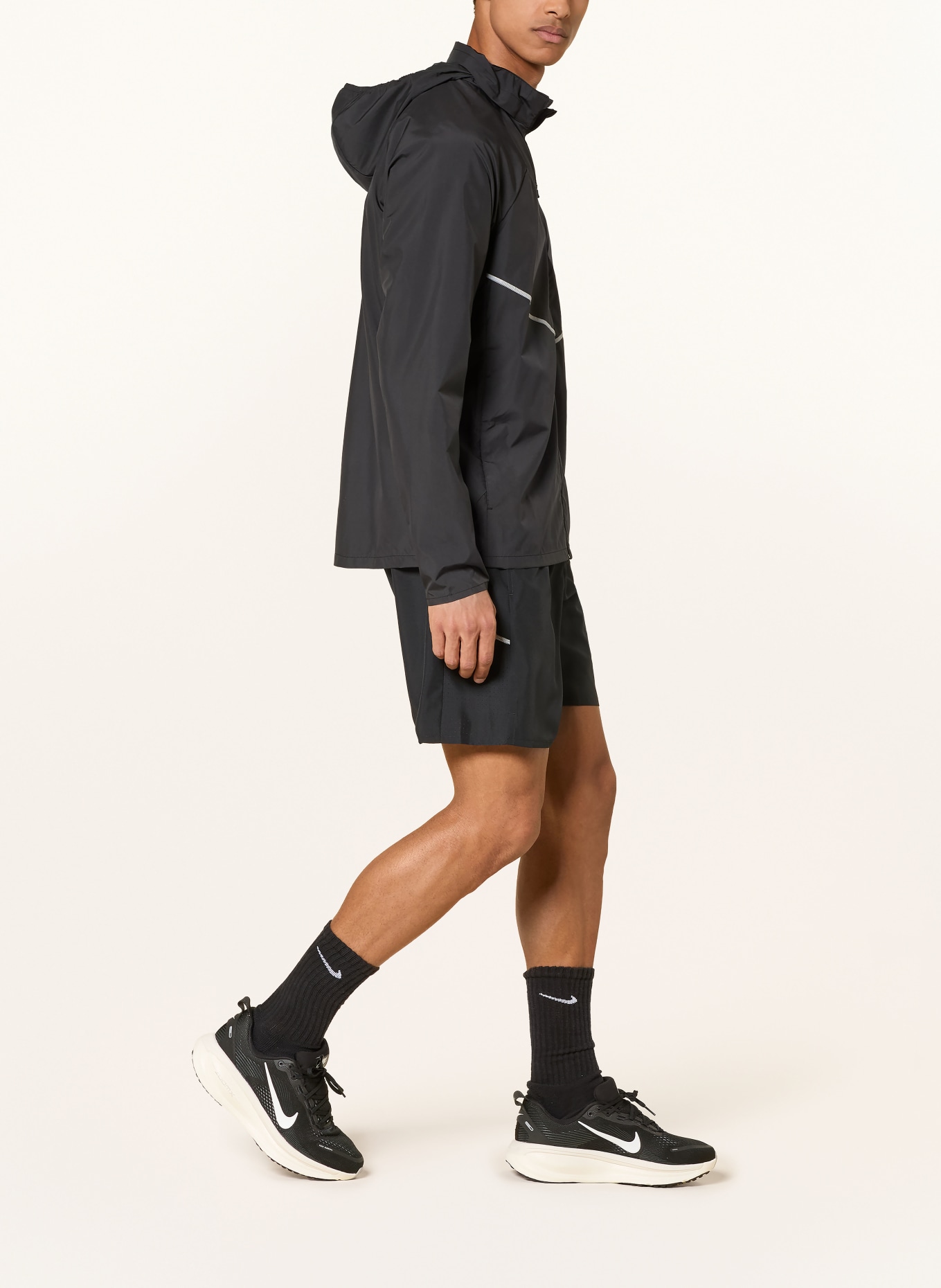 Nike Laufjacke MILER: SCHWARZ / HELLGRAU