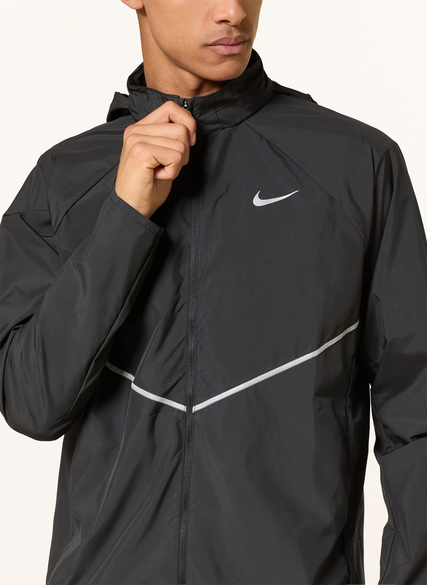 Nike Laufjacke MILER: SCHWARZ / HELLGRAU