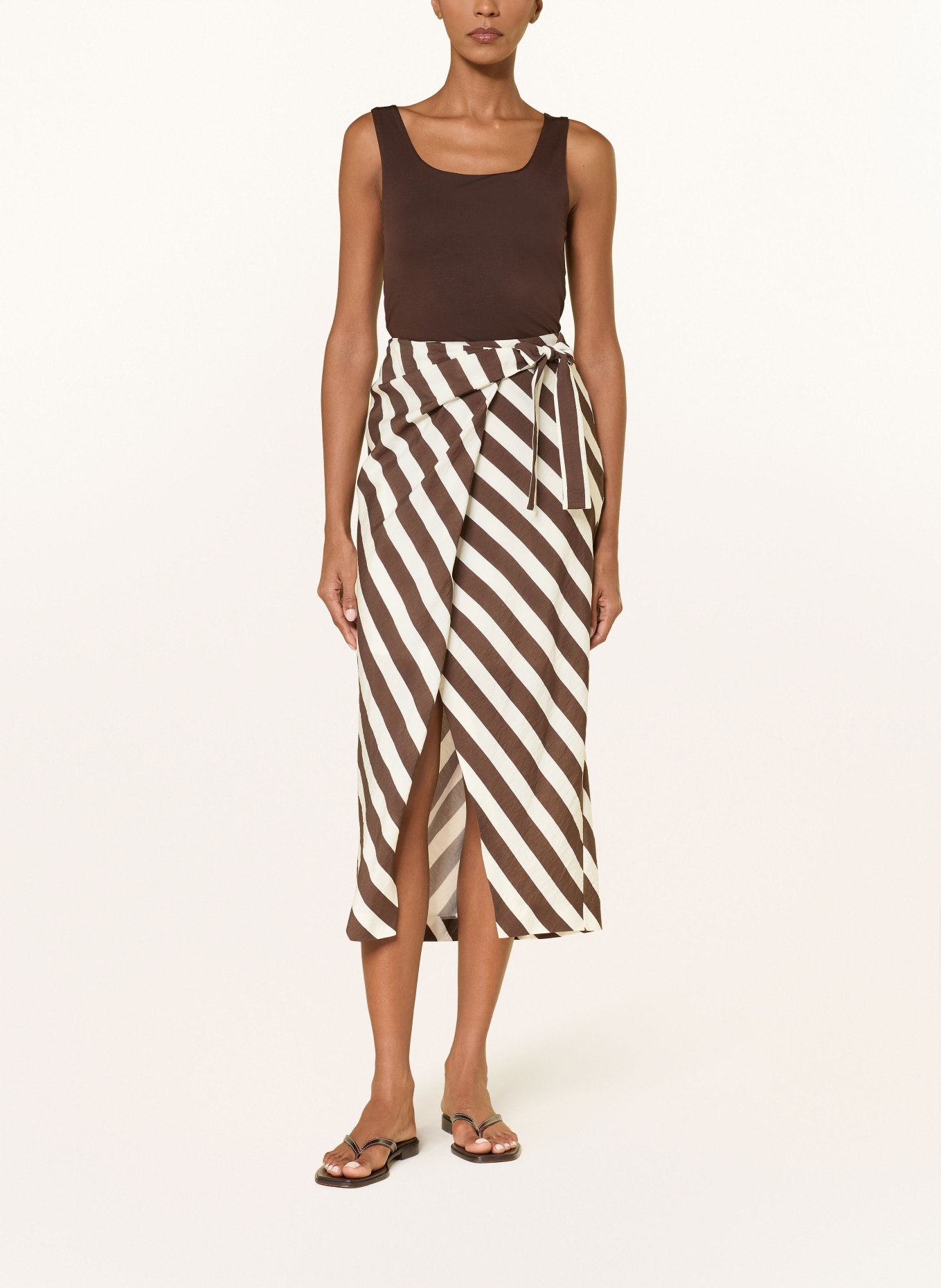 windsor. Wrap-style skirt: WHITE / DARK BROWN