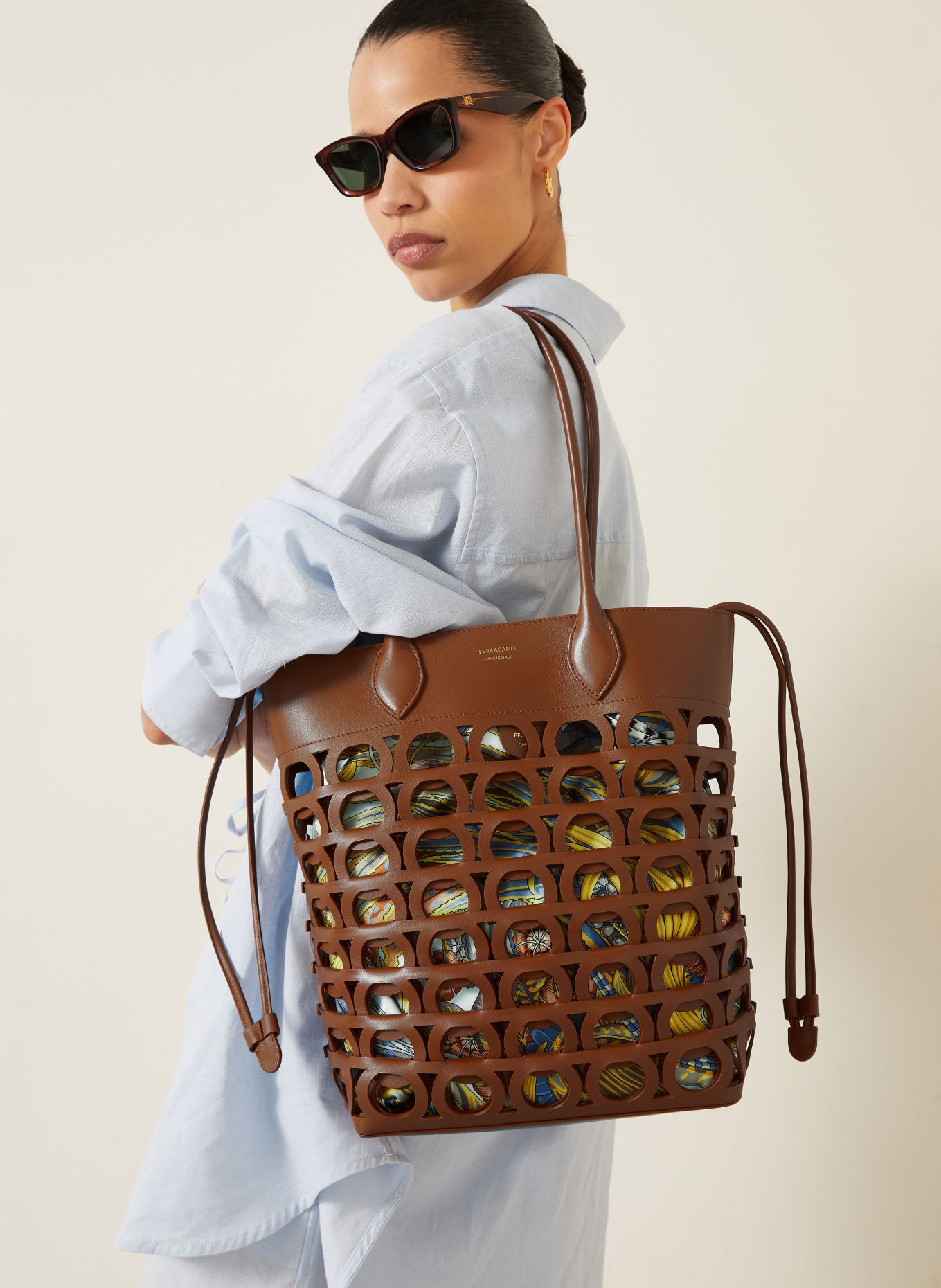 FERRAGAMO boodschappentas: BRUIN / GEEL / LICHTBLAUW