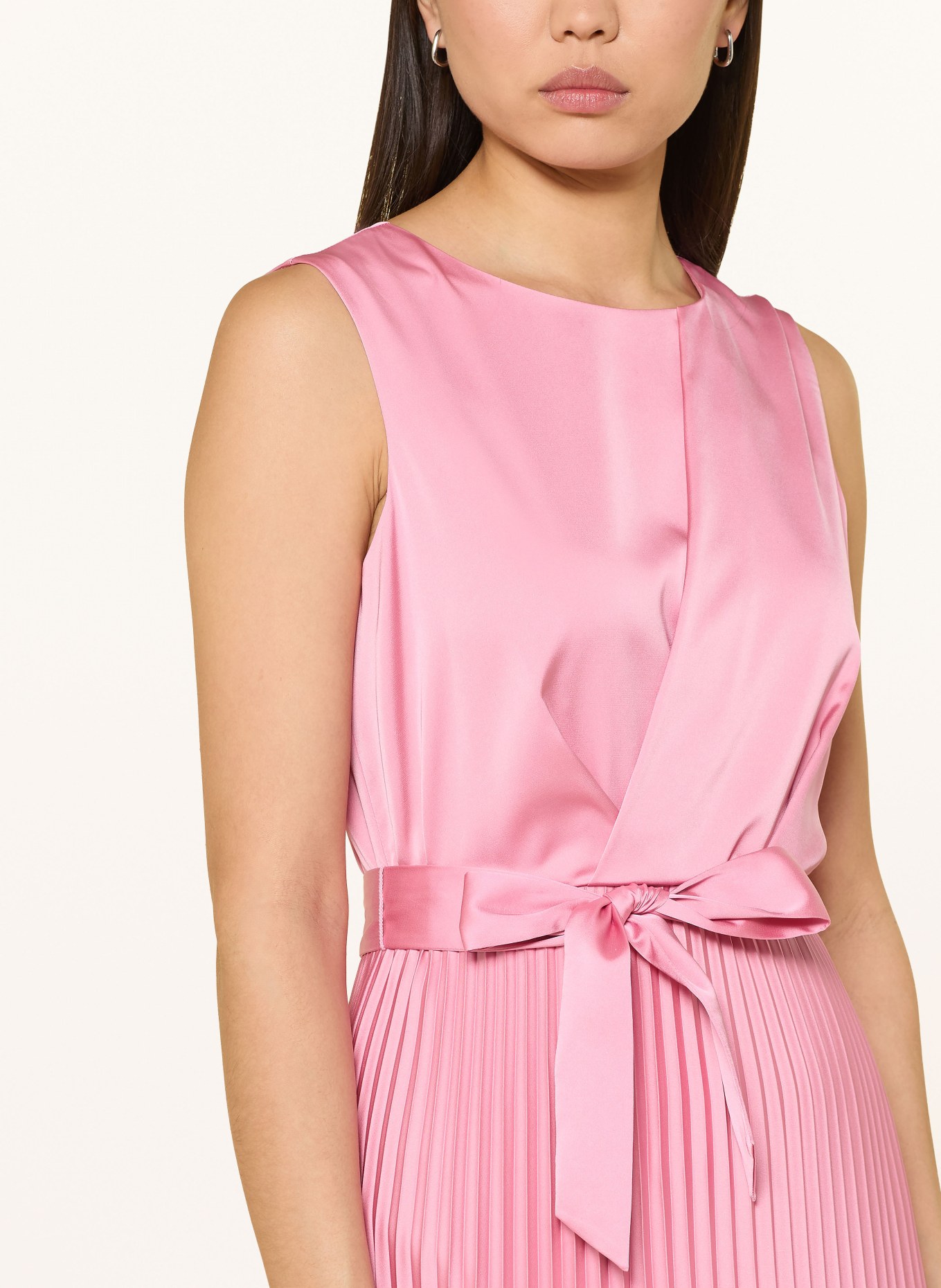 comma Satinkleid mit Plissees: PINK