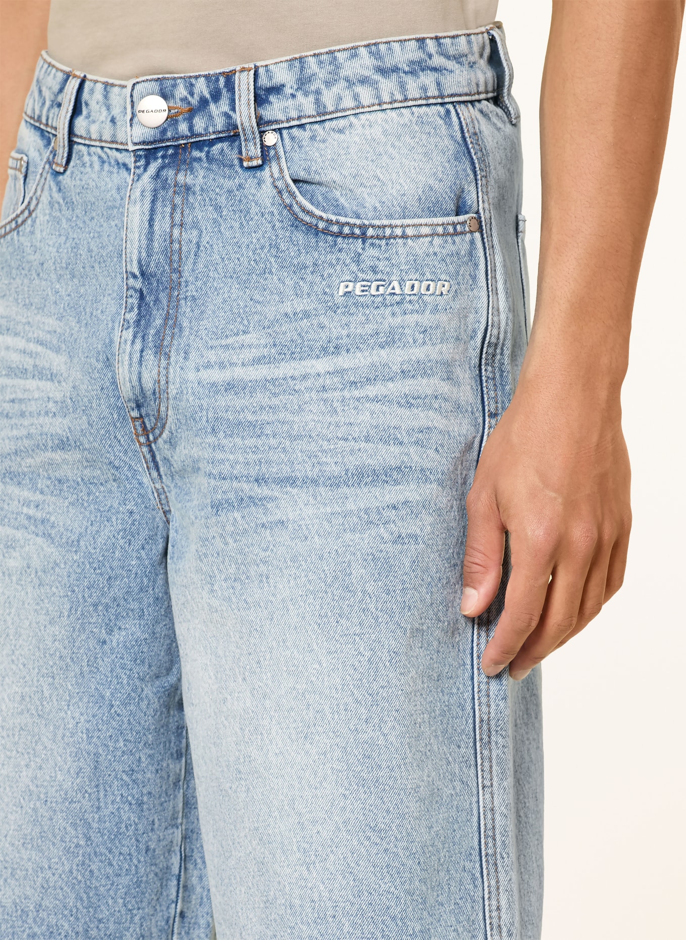 PEGADOR Jeansshorts KOLAR: 633 Sprayed Washed Blue