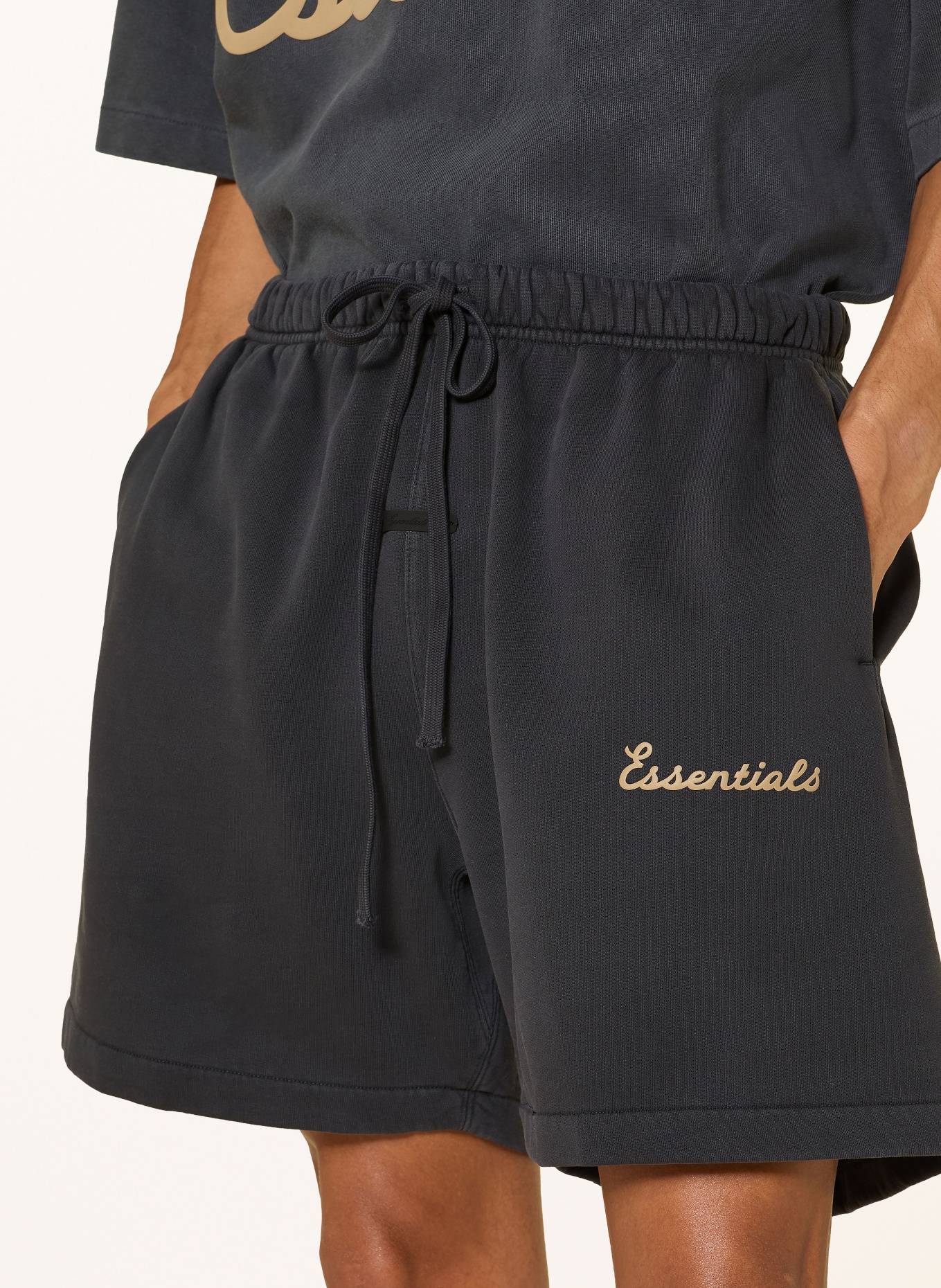 ESSENTIALS - FEAR OF GOD Sweatshorts: SCHWARZ / BEIGE