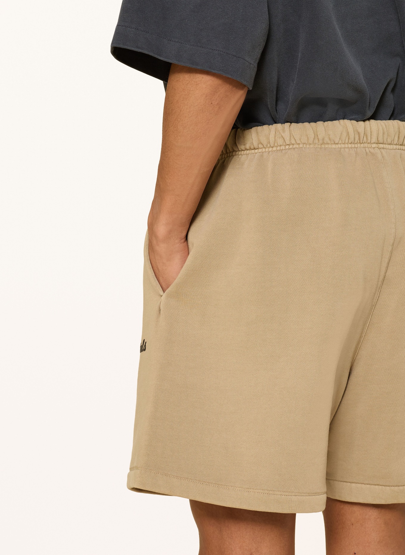 ESSENTIALS - FEAR OF GOD Sweatshorts: BEIGE / SCHWARZ