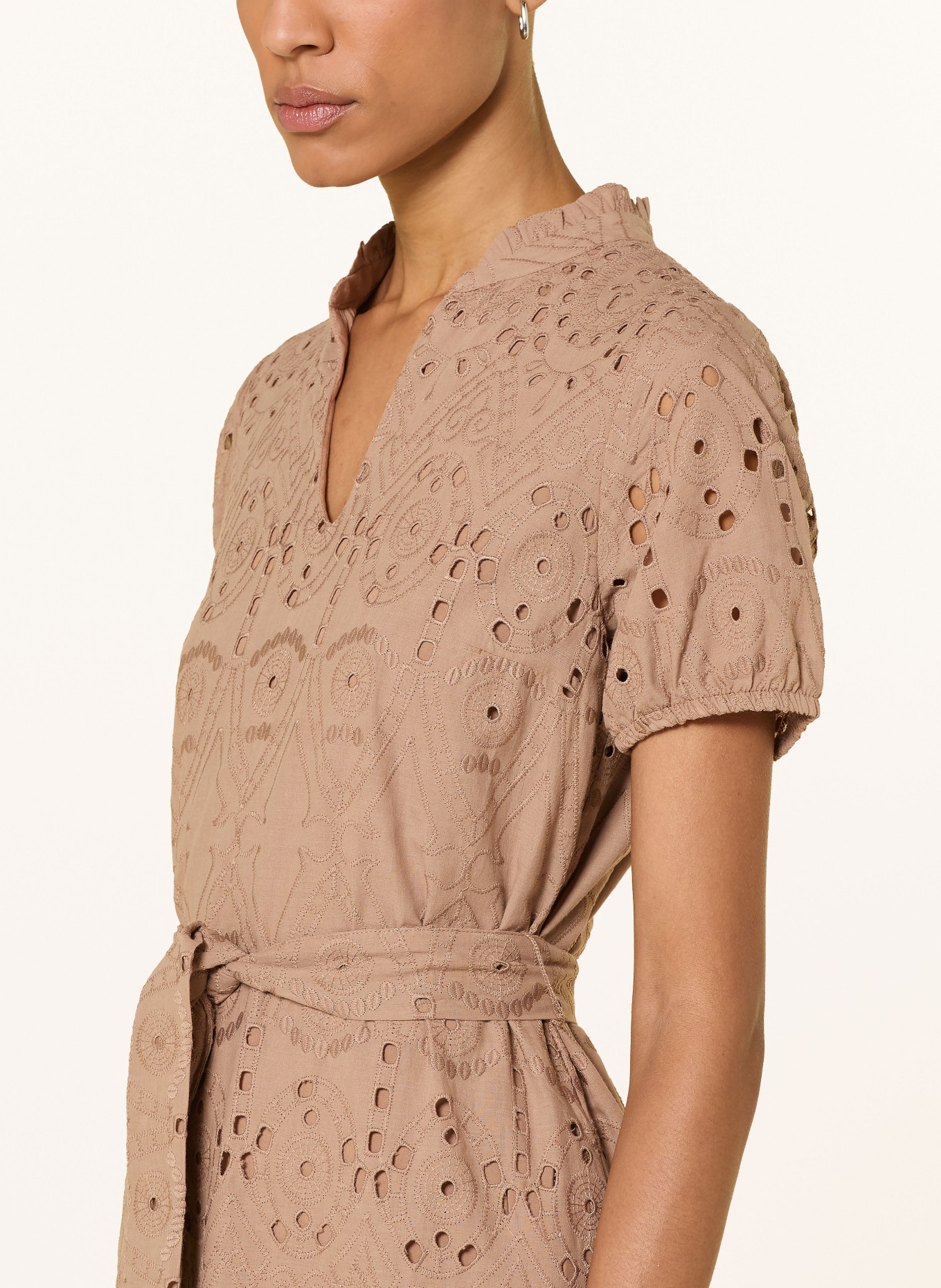 MORE & MORE Jurk van kant met gaatjes en ruches: LICHTBRUIN