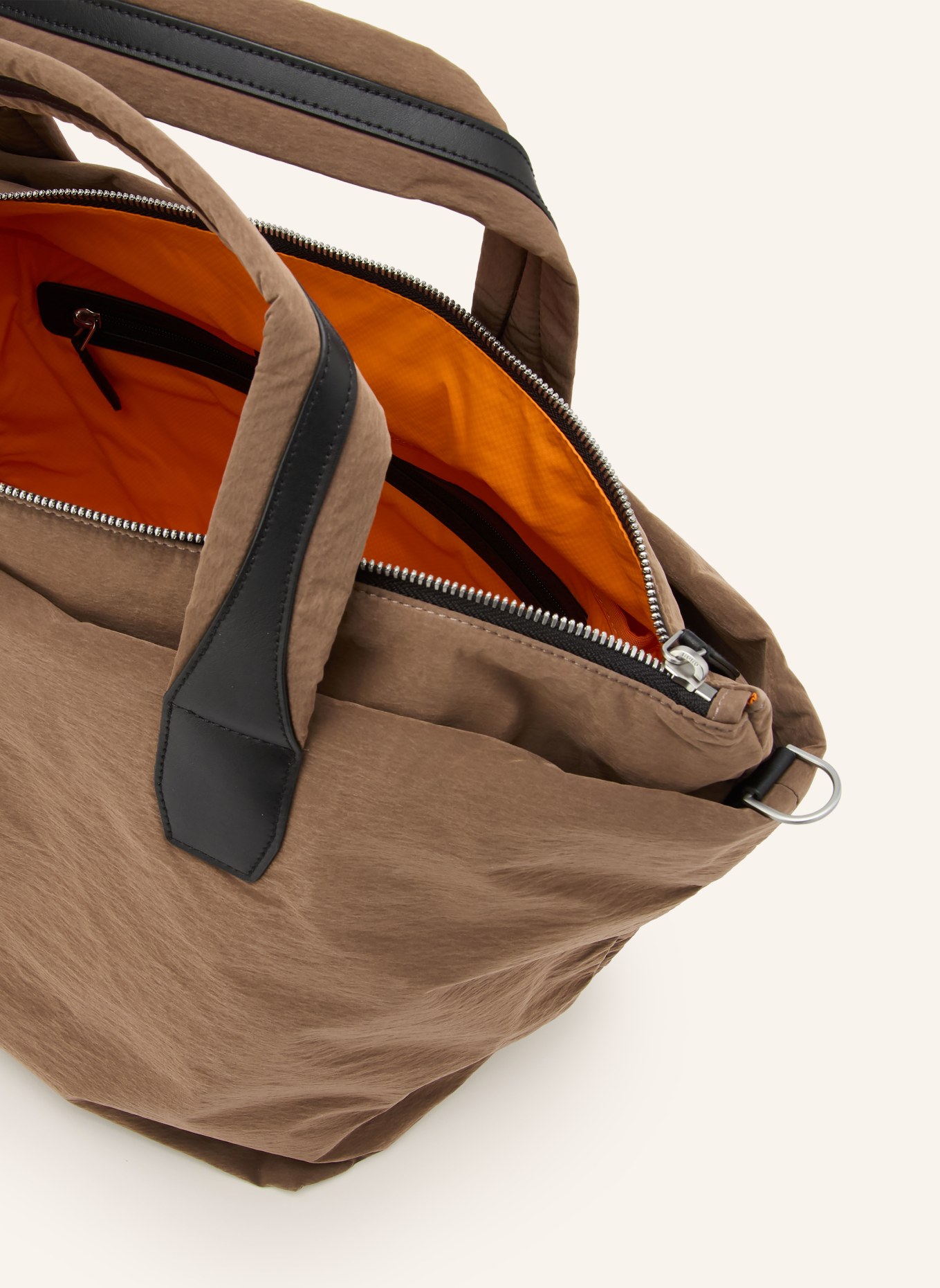 Vee Collective Taška ESSENCE MEDIUM: HNĚDÁ / STŘÍBRNÁ / ČERNÁ