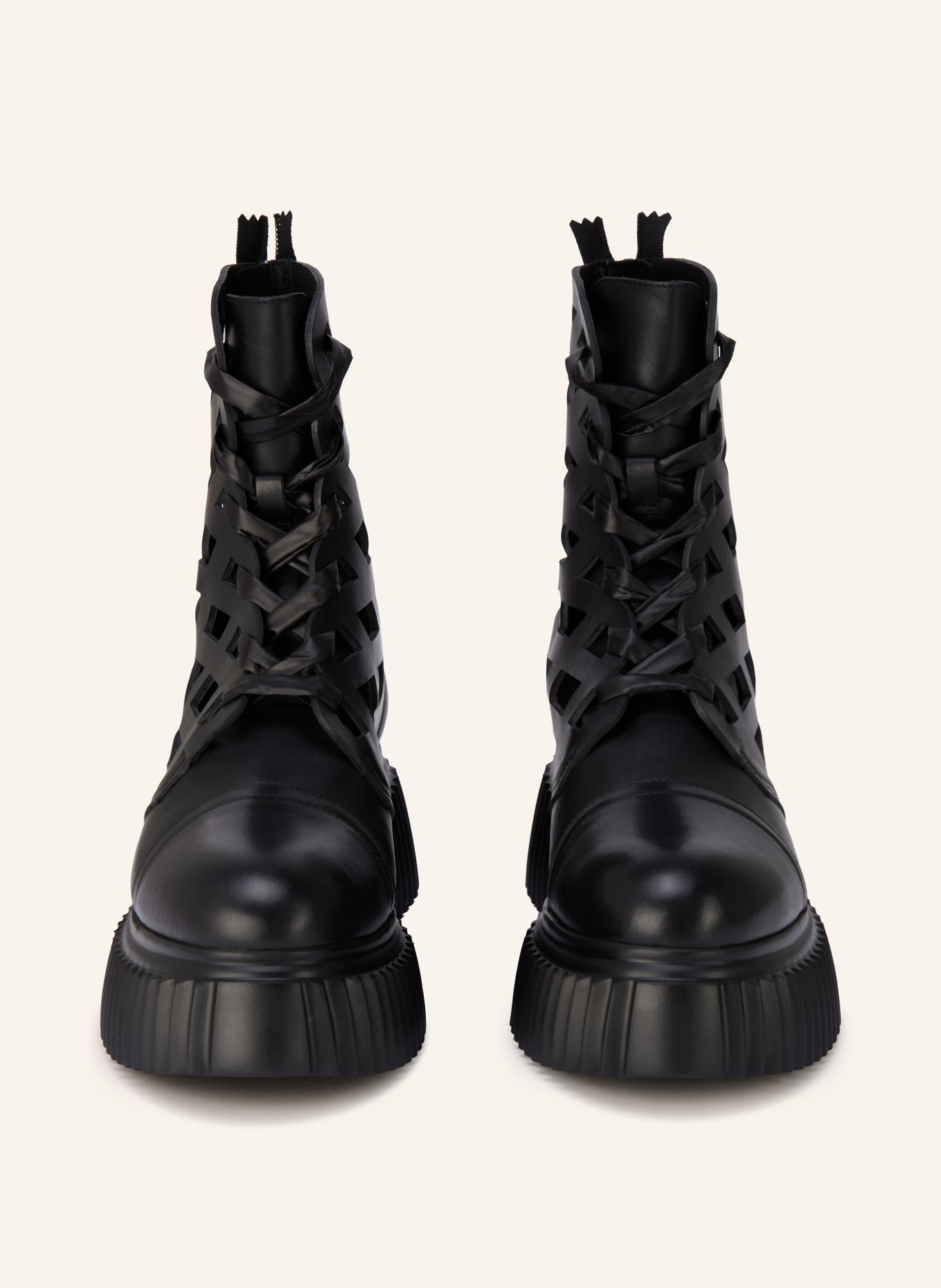 AGL Schnürboots VIGGY mit Cut-outs: SCHWARZ / SILBER