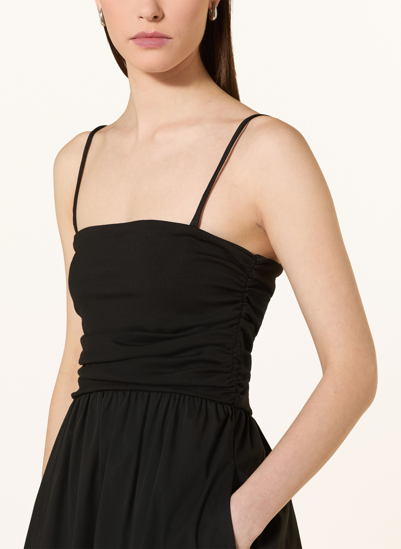 GESTUZ Šaty GZERIN: ČERNÁ