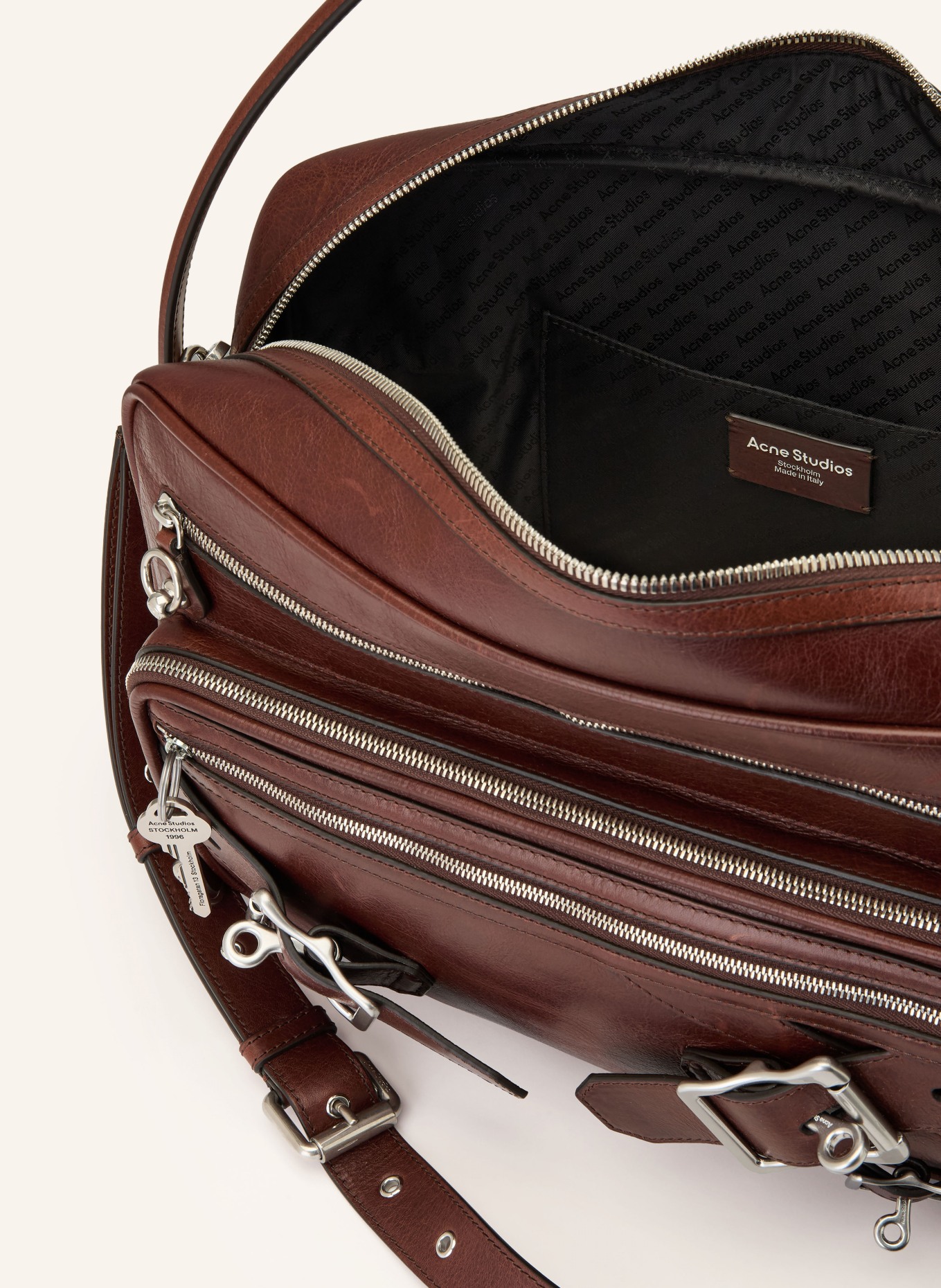 Acne Studios Umhängetasche CAMERO: BRAUN / SILBER