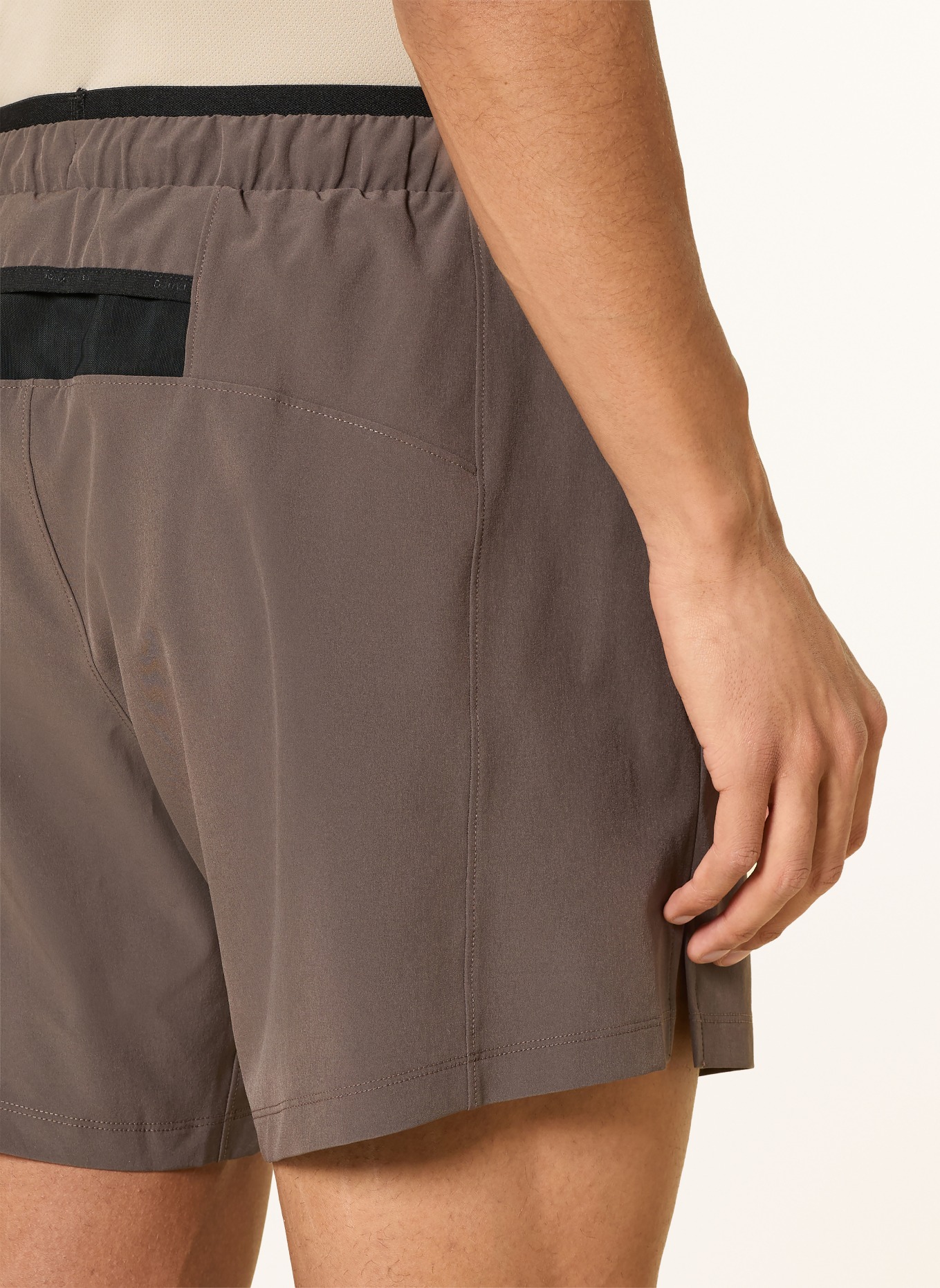 District Vision 2-in-1-Trainingsshorts 7": BRAUN / GRÜN / SCHWARZ