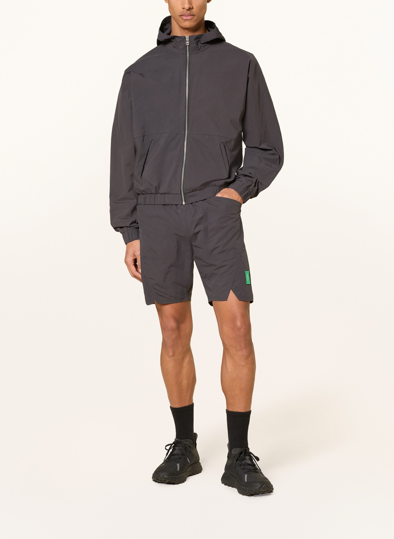 District Vision Laufshorts TASLAN: DUNKELGRAU / GRÜN